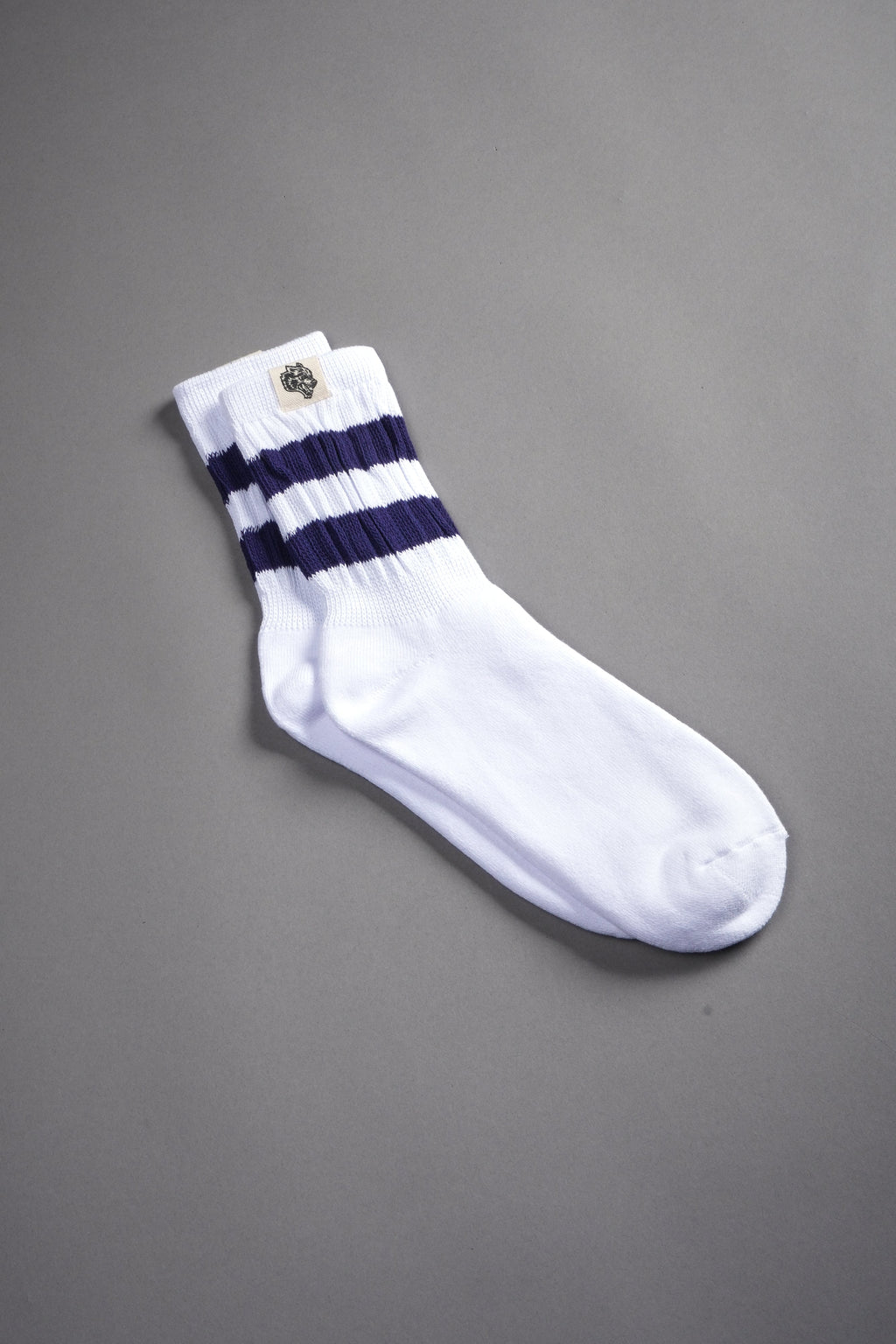 Wolf Patch V2 2 Stripe Comfy Socks in White/Royal Navy — imagem 2