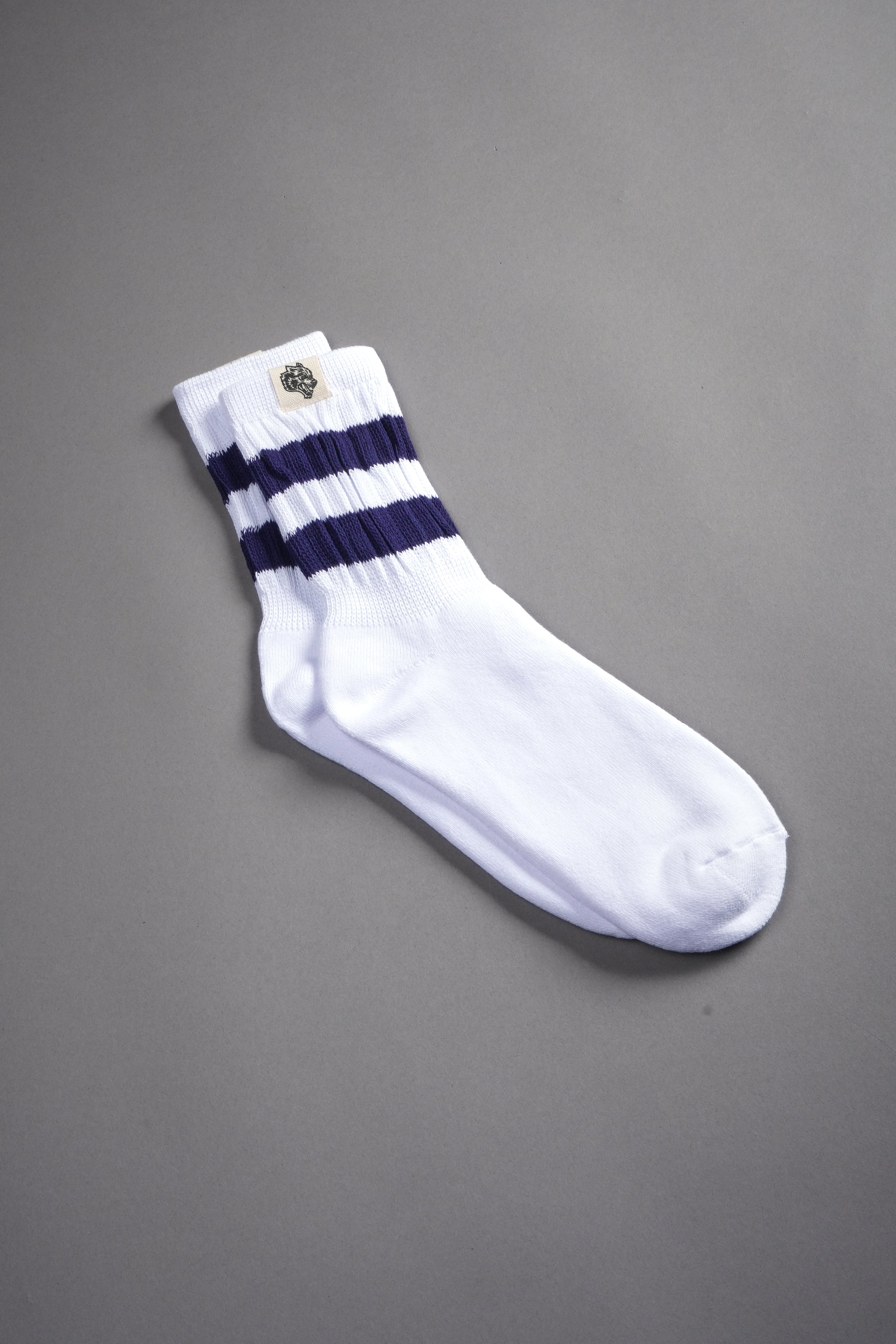 Wolf Patch V2 2 Stripe Comfy Socks in White/Royal Navy — imagem 2
