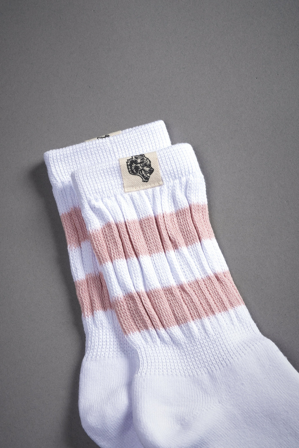 Wolf Patch V2 2 Stripe Comfy Socks in White/Cherry Blossom — imagem 3