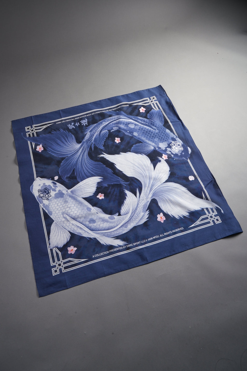 Darc Koi Babushka Scarf in Royal Navy — imagem 6