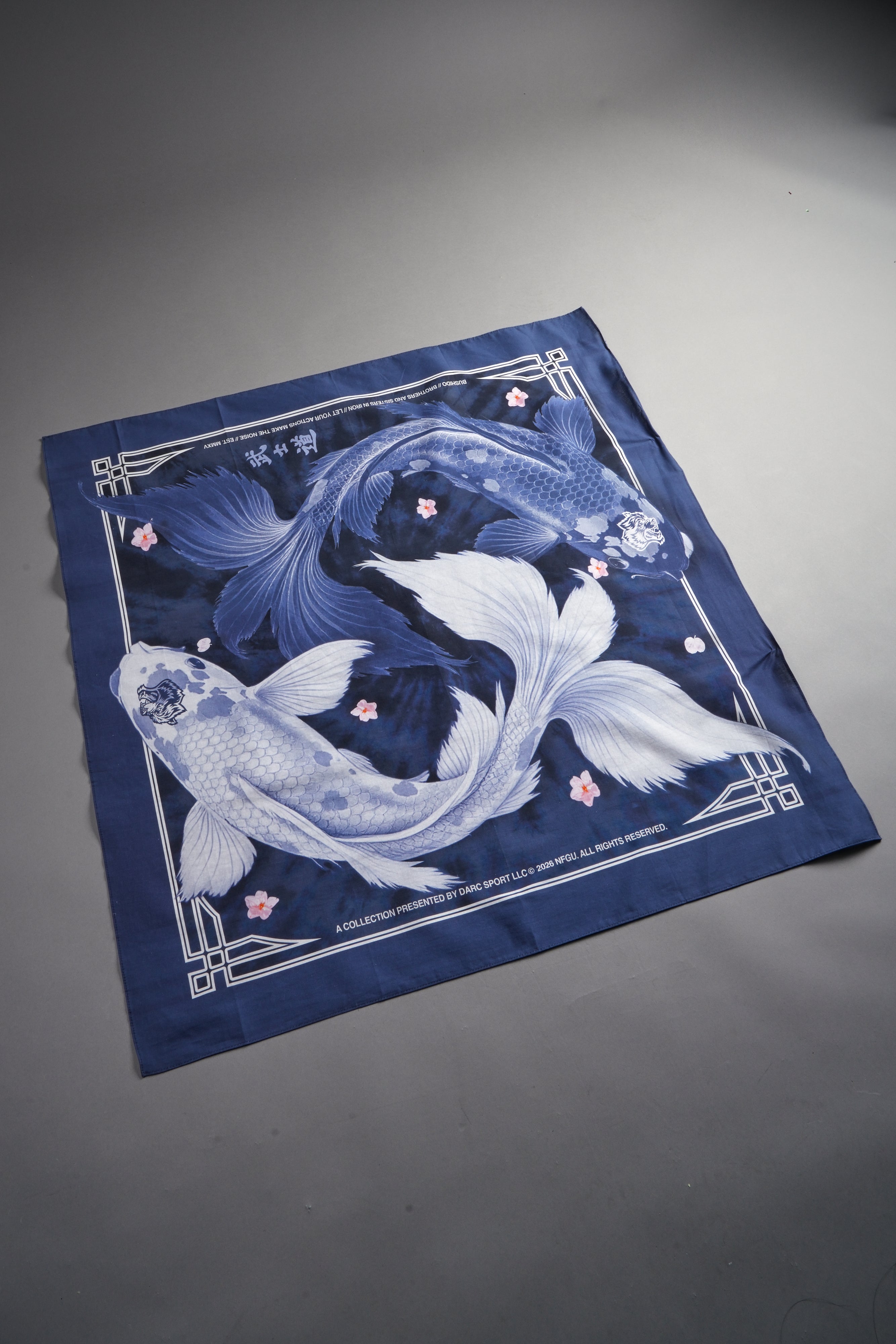 Darc Koi Babushka Scarf in Royal Navy — imagem 6