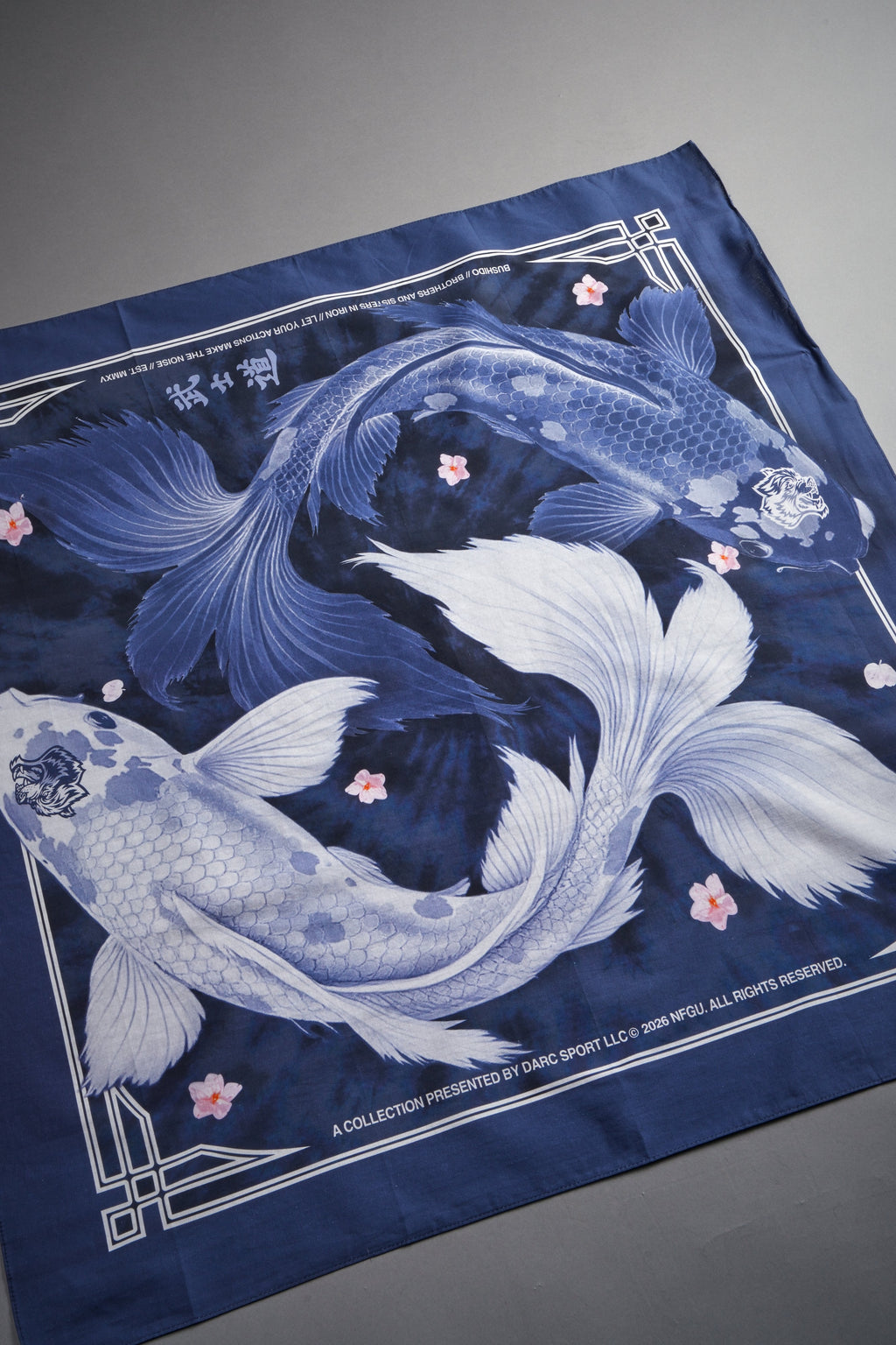Darc Koi Babushka Scarf in Royal Navy — imagem 7