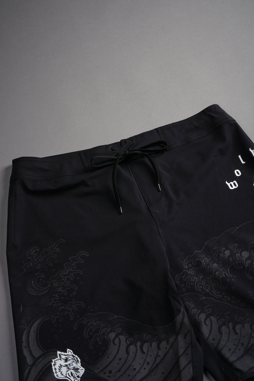 Great Wave  Bruceys Board Shorts in Black — imagem 4