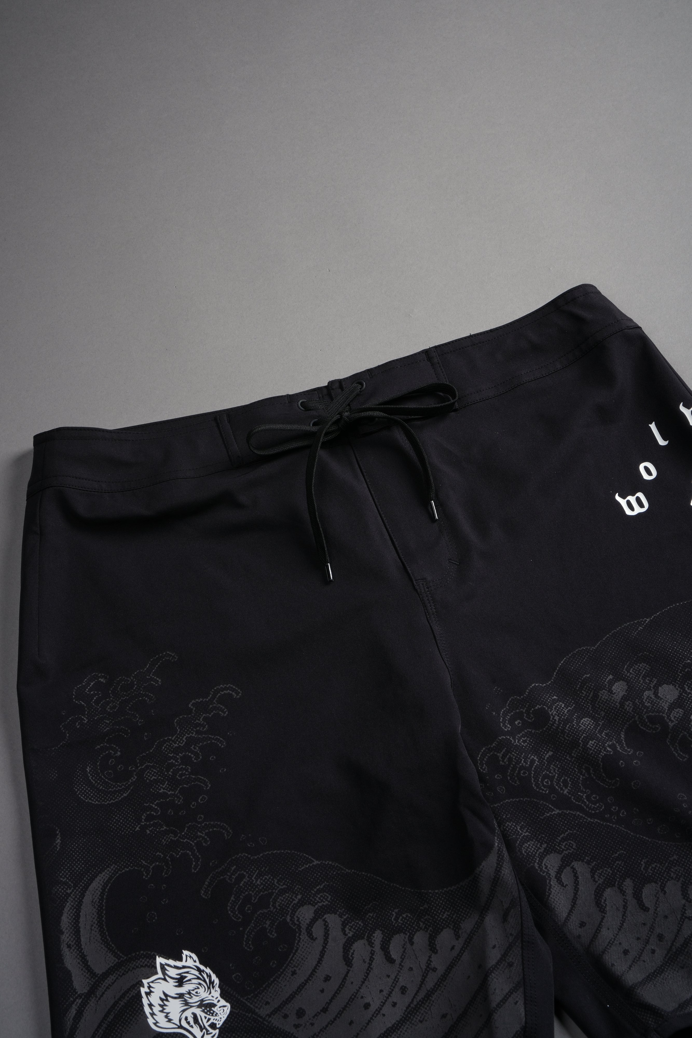 Great Wave  Bruceys Board Shorts in Black — imagem 4