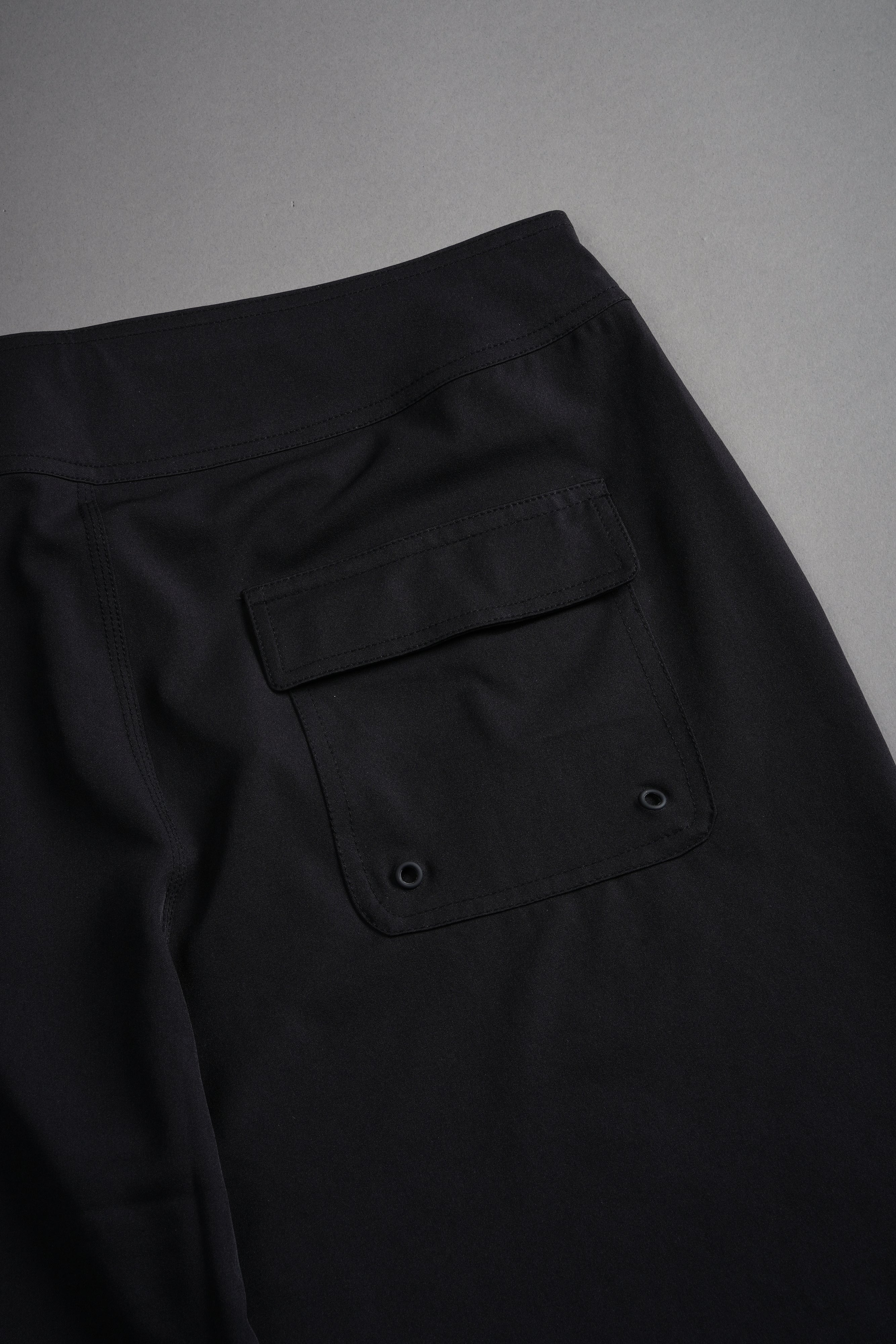 Great Wave  Bruceys Board Shorts in Black — imagem 6