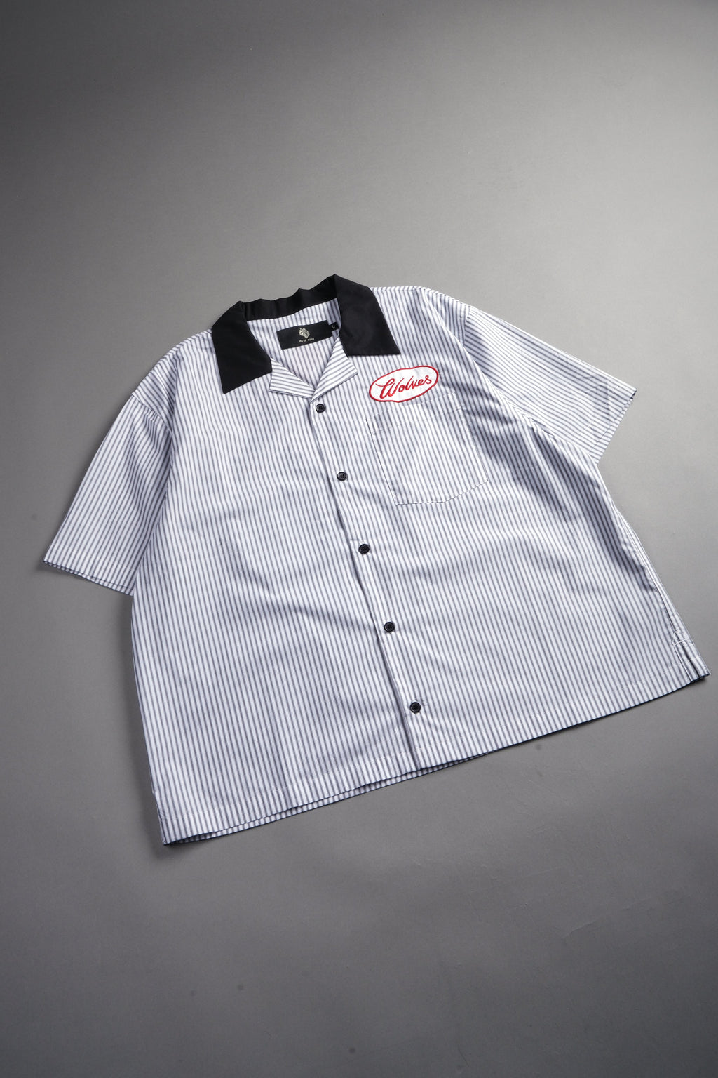 Wolves Patch Dalton Mid Length Button Up in Black Stripe — imagem 11