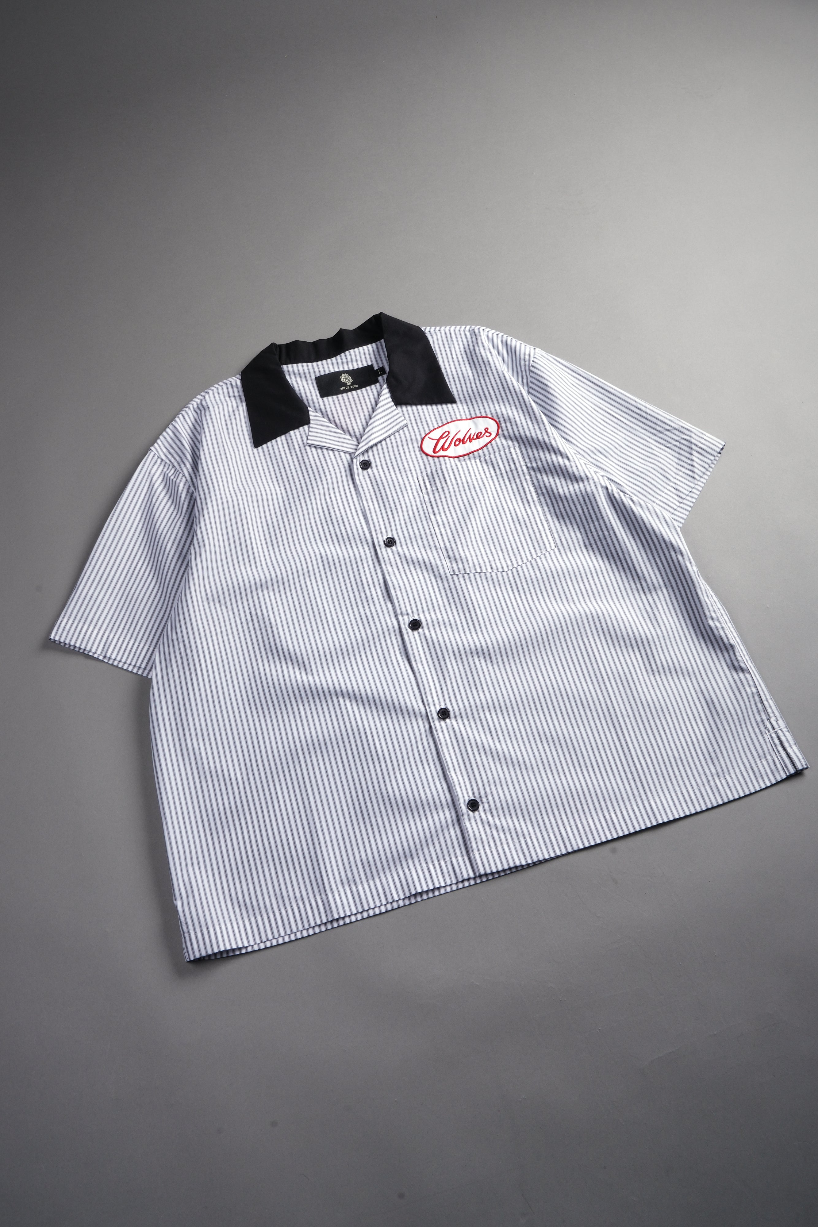 Wolves Patch Dalton Mid Length Button Up in Black Stripe — imagem 11