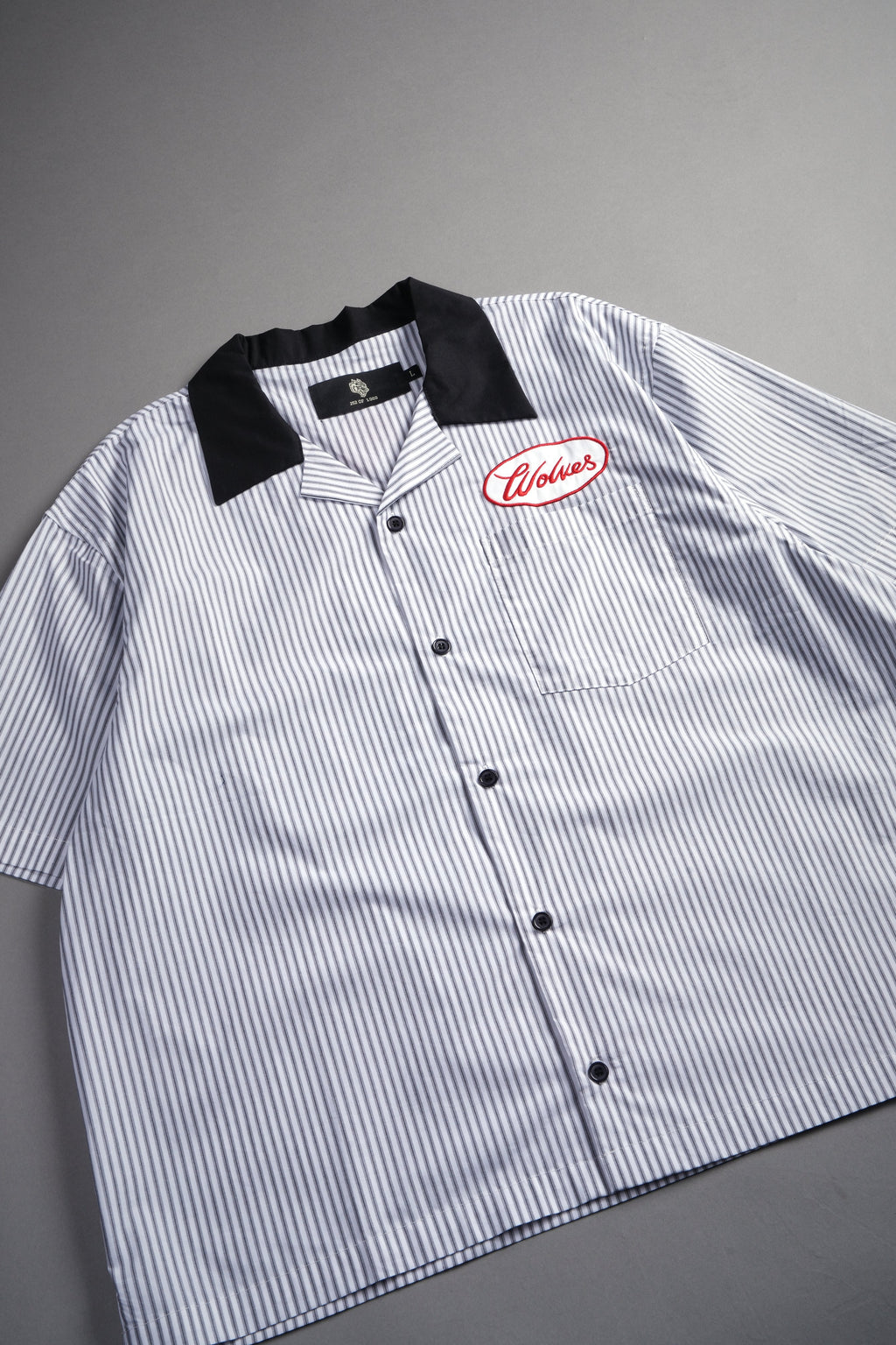 Wolves Patch Dalton Mid Length Button Up in Black Stripe — imagem 12