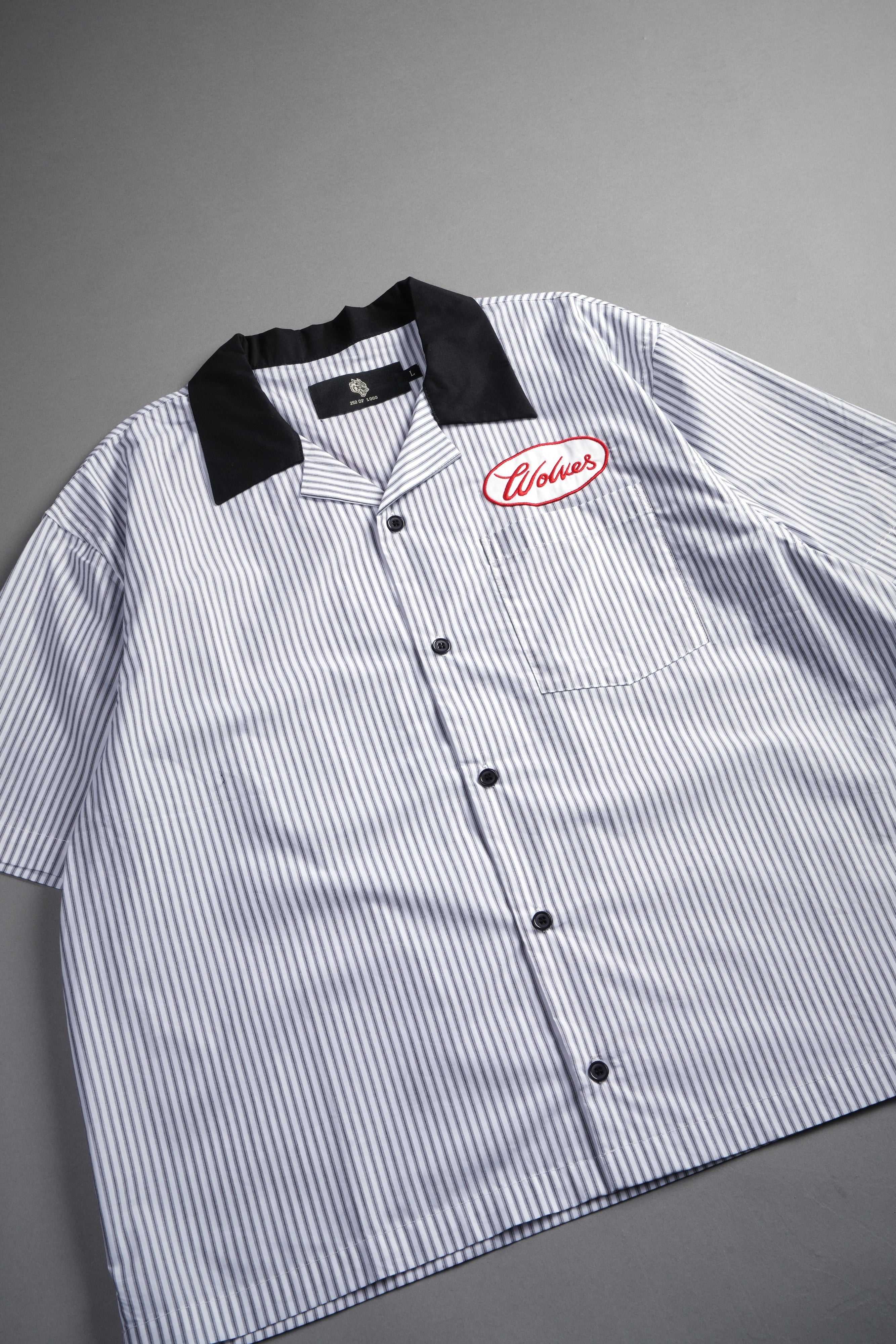 Wolves Patch Dalton Mid Length Button Up in Black Stripe — imagem 12