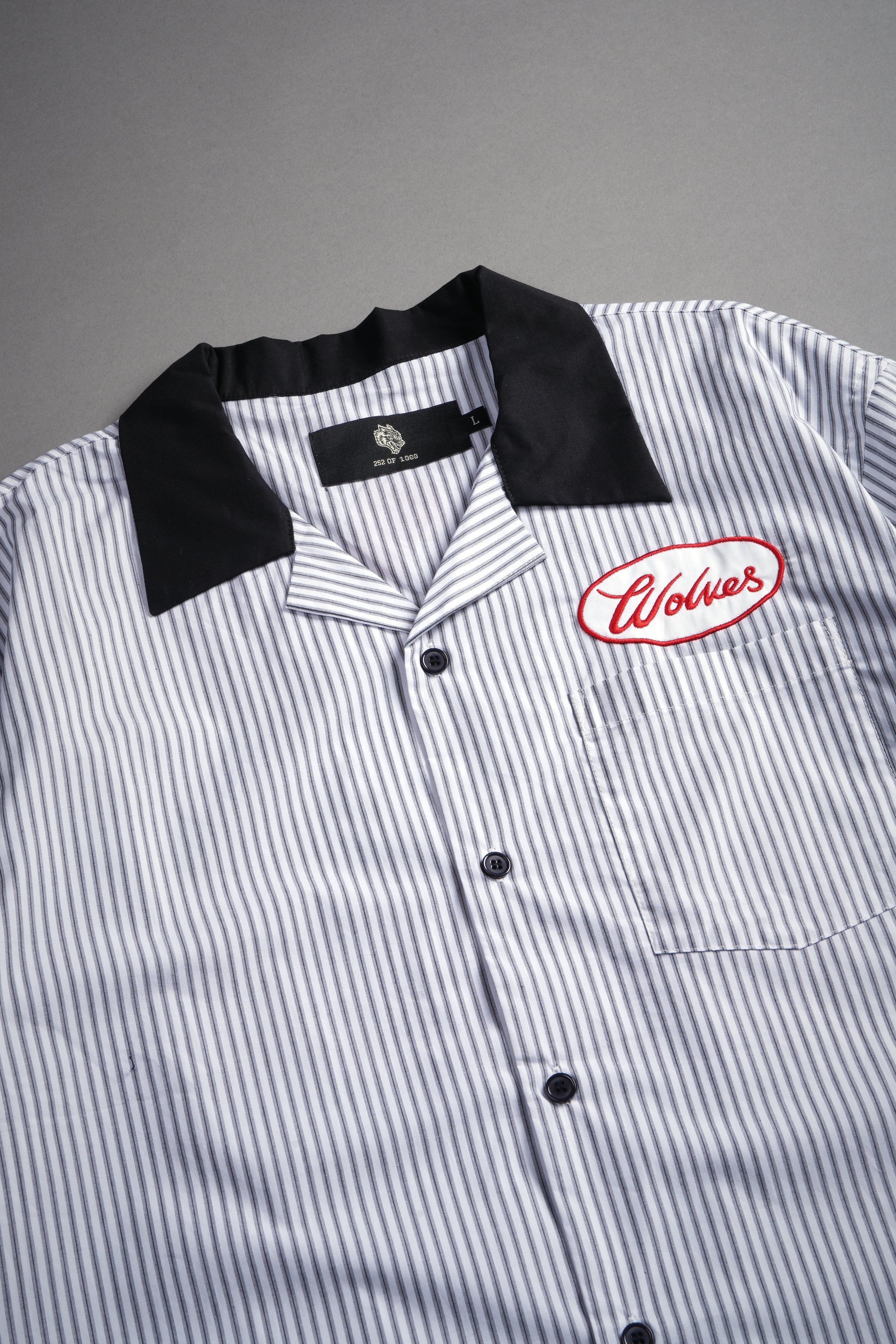 Wolves Patch Dalton Mid Length Button Up in Black Stripe — imagem 13