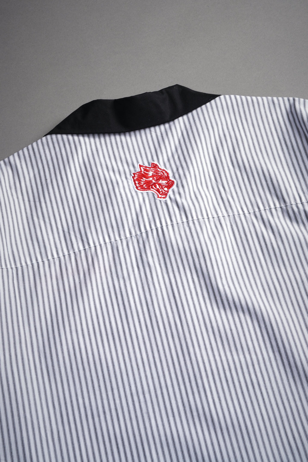 Wolves Patch Dalton Mid Length Button Up in Black Stripe — imagem 14