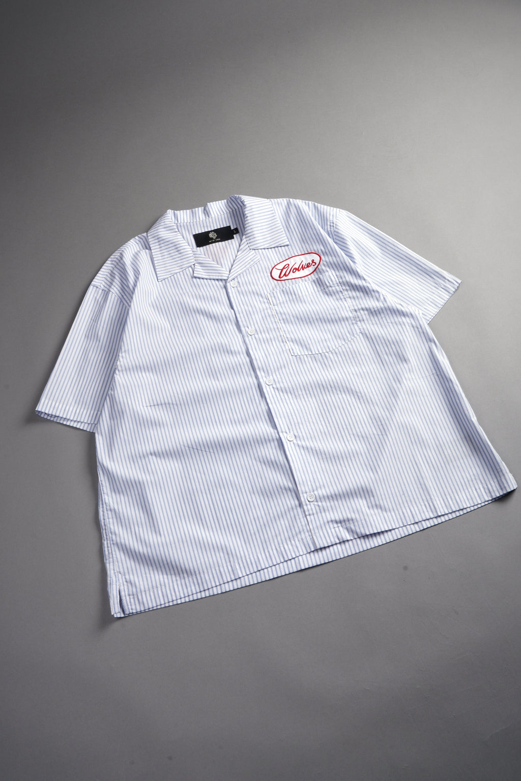 Wolves Patch Dalton Mid Length Button Up in Blue Stripe — imagem 3