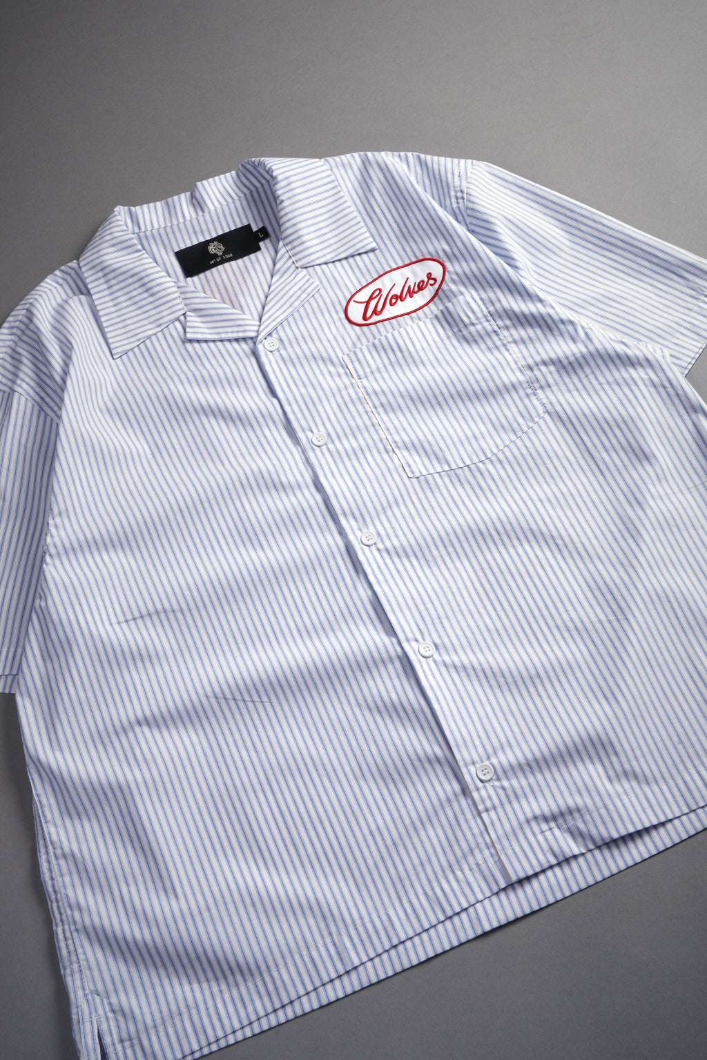 Wolves Patch Dalton Mid Length Button Up in Blue Stripe — imagem 4