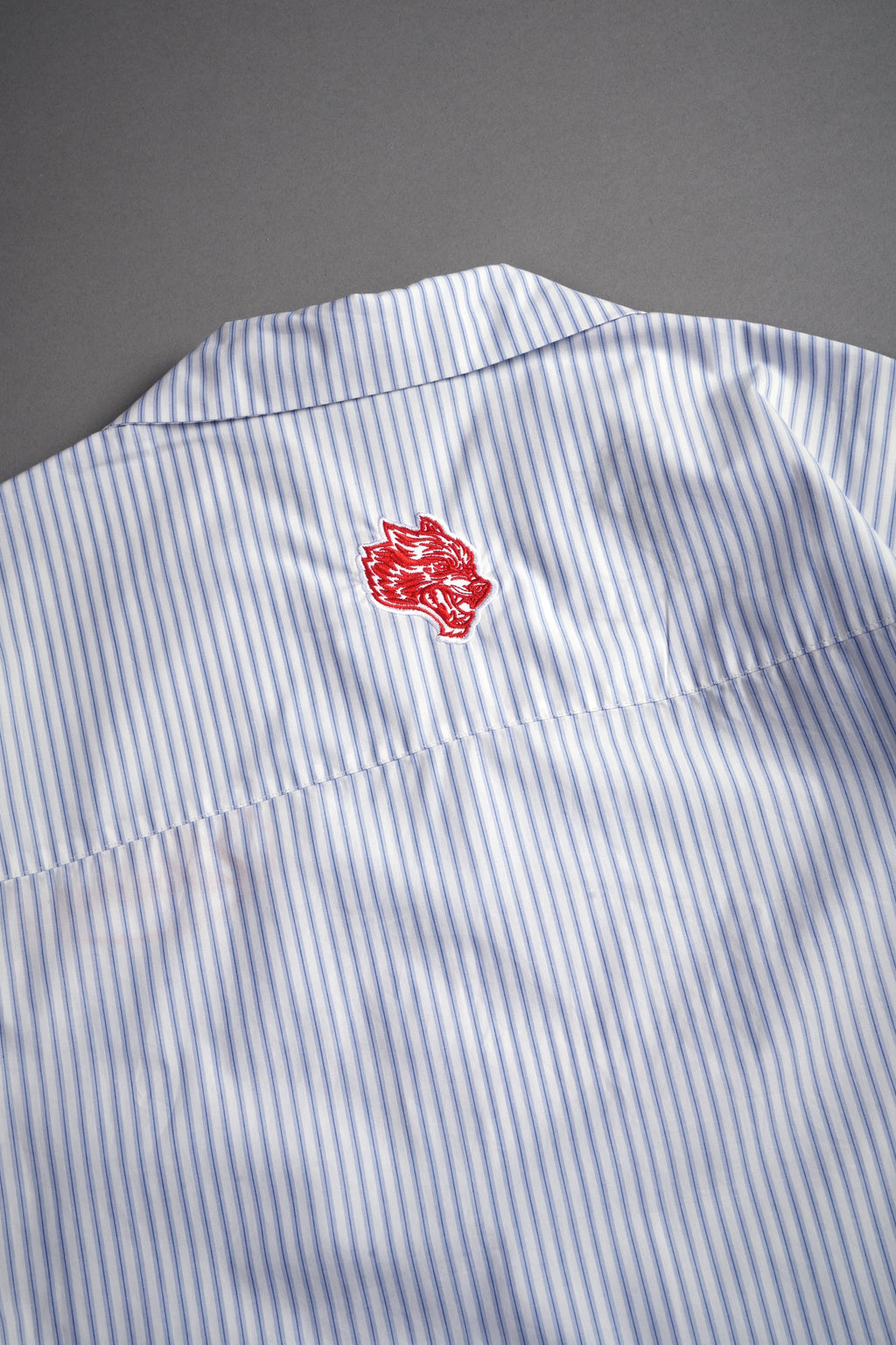 Wolves Patch Dalton Mid Length Button Up in Blue Stripe — imagem 6