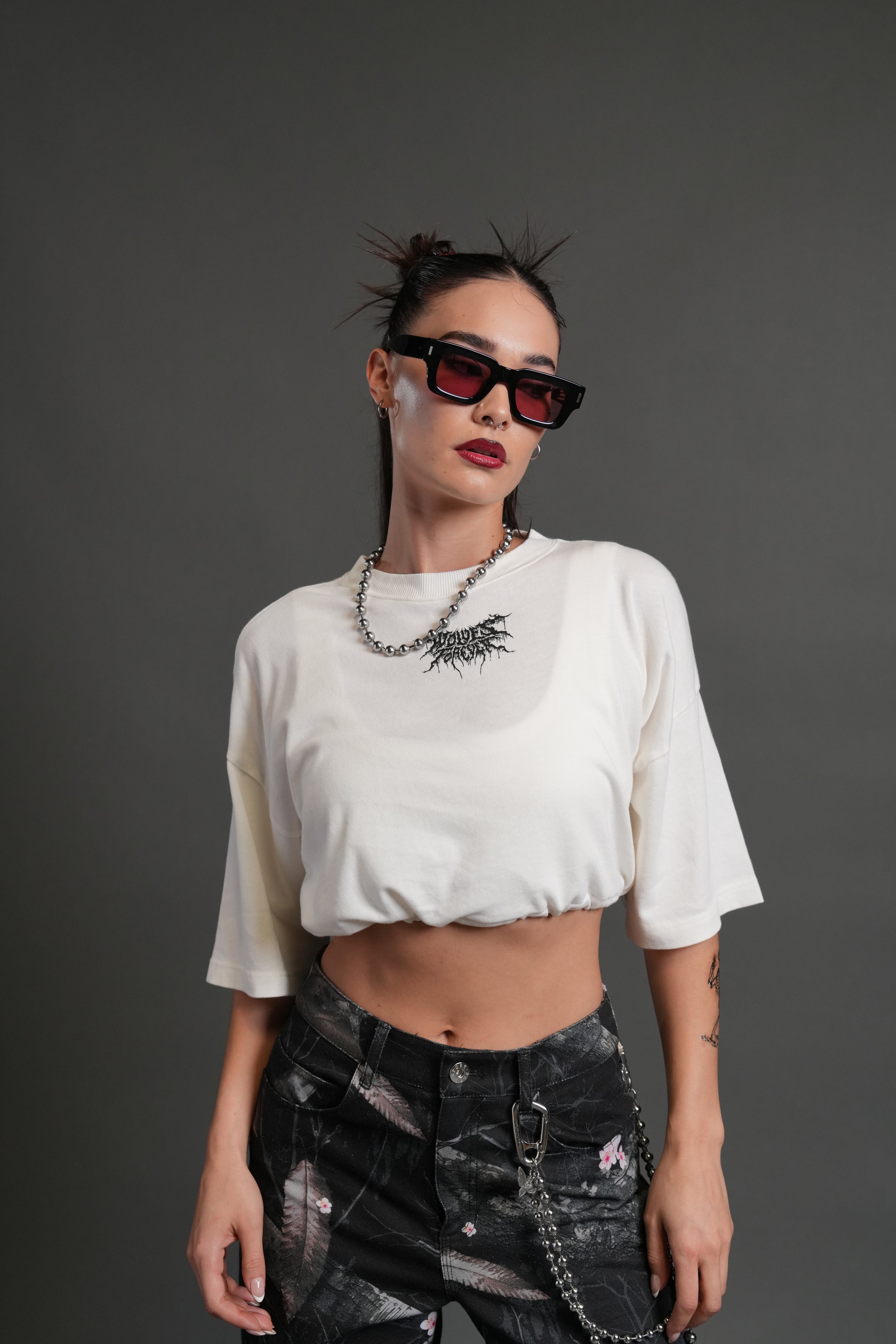 Forged From Iron Bungee Cropped Tee in Cream — imagem 1