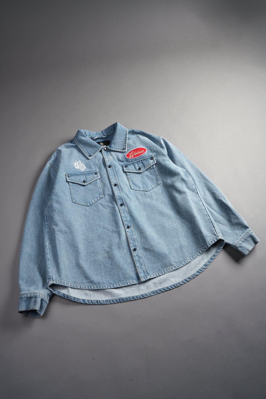 Wlvsfrvr Patch Winslow Denim Shirt Jacket in Light Wash — imagem 13