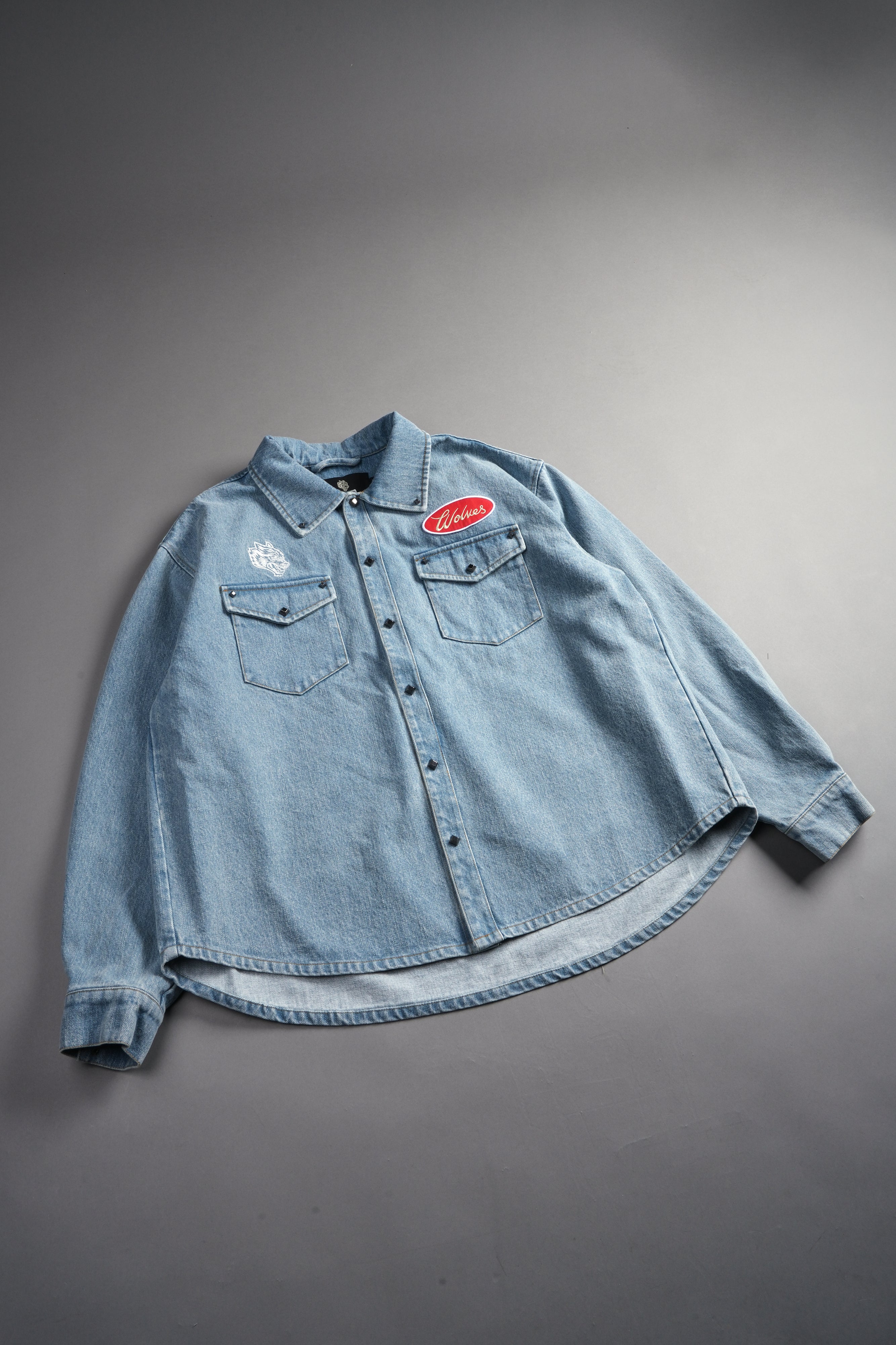 Wlvsfrvr Patch Winslow Denim Shirt Jacket in Light Wash — imagem 13