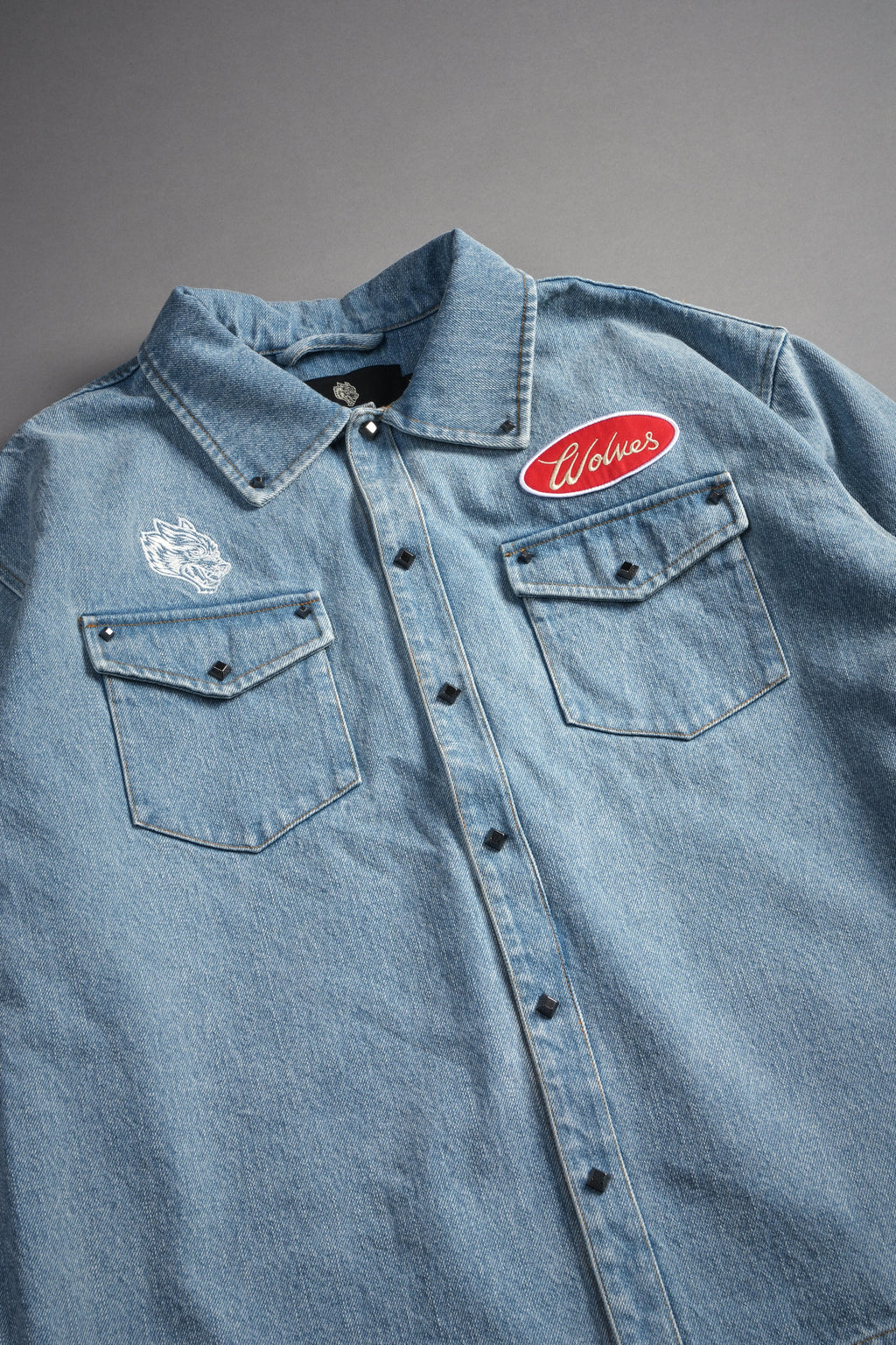 Wlvsfrvr Patch Winslow Denim Shirt Jacket in Light Wash — imagem 14