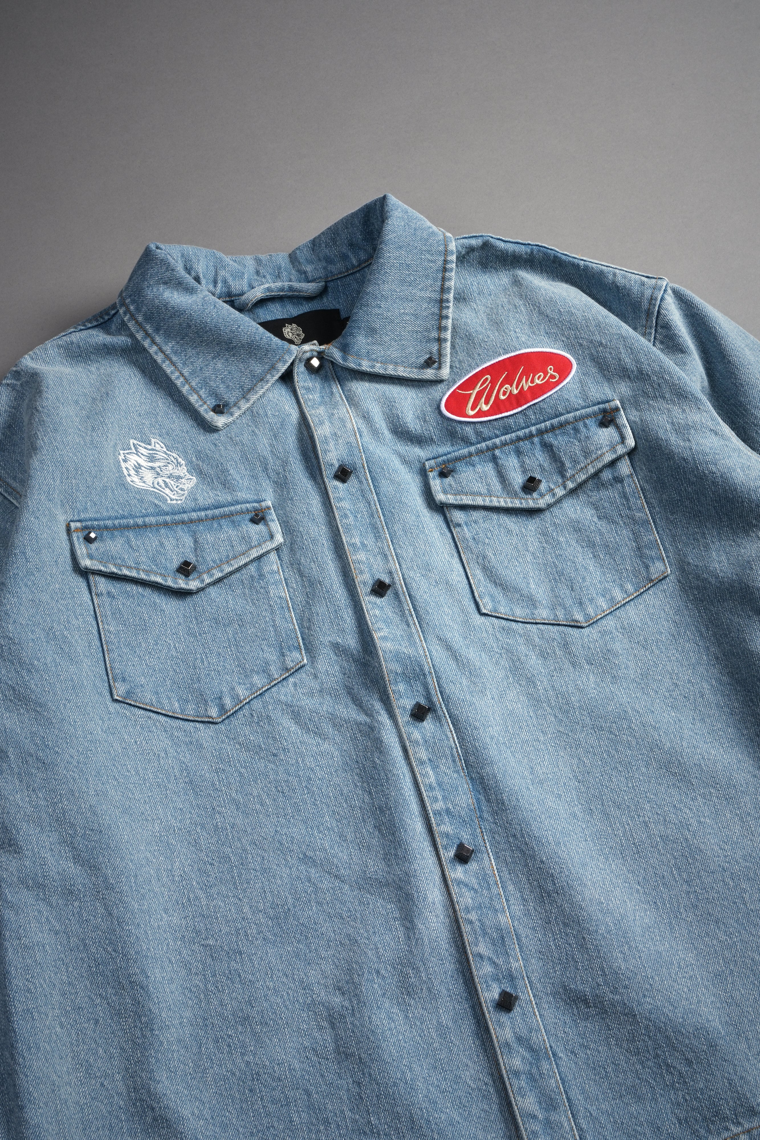 Wlvsfrvr Patch Winslow Denim Shirt Jacket in Light Wash — imagem 14