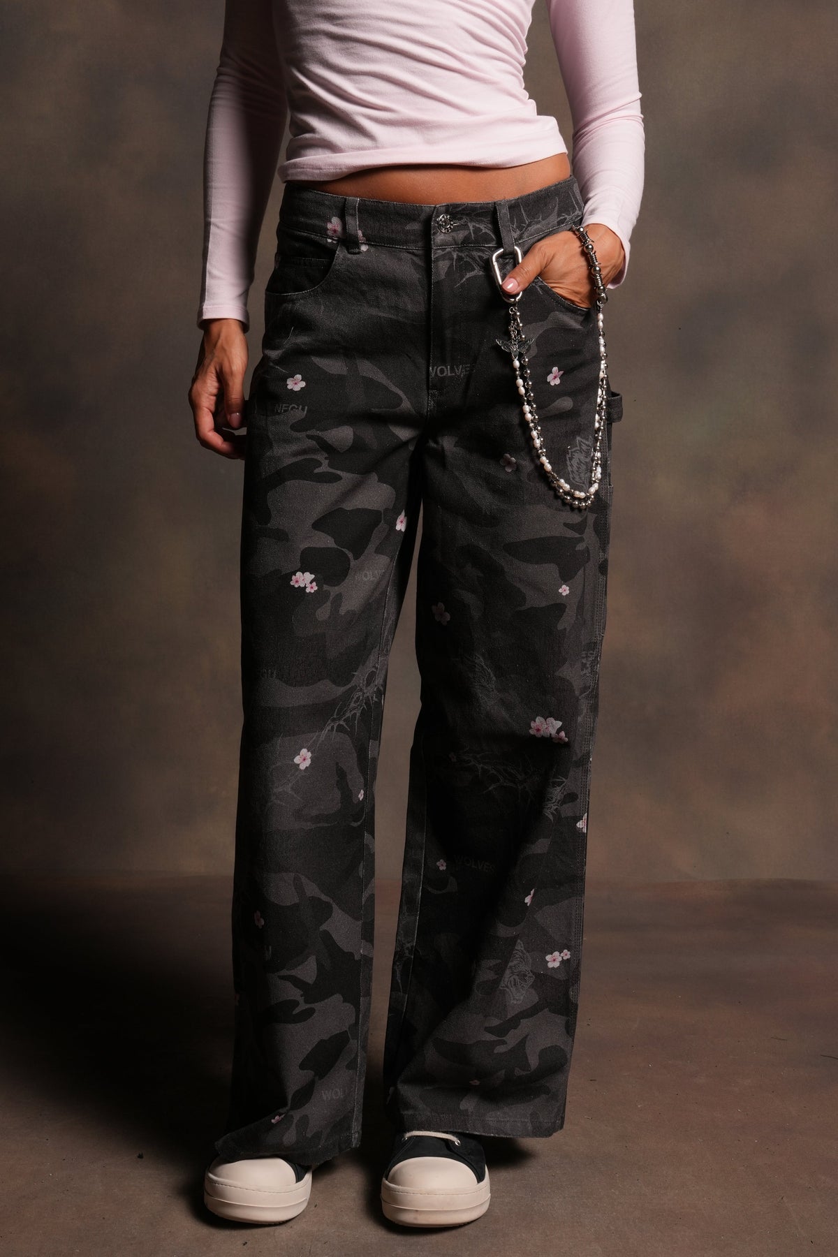 Wolves Chopper Wide Leg Carpenter Pant in Warrior In A Garden Black Camo - imagem 1