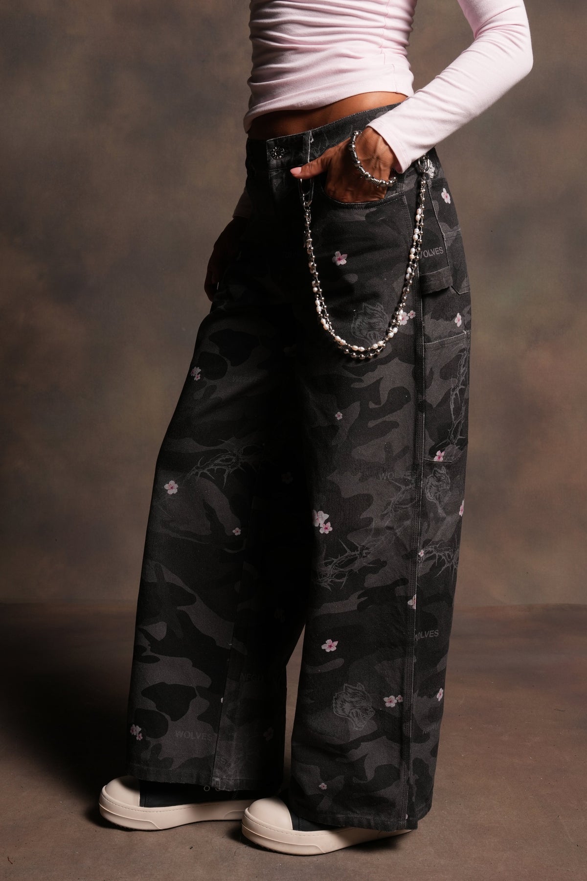 Wolves Chopper Wide Leg Carpenter Pant in Warrior In A Garden Black Camo - imagem 3