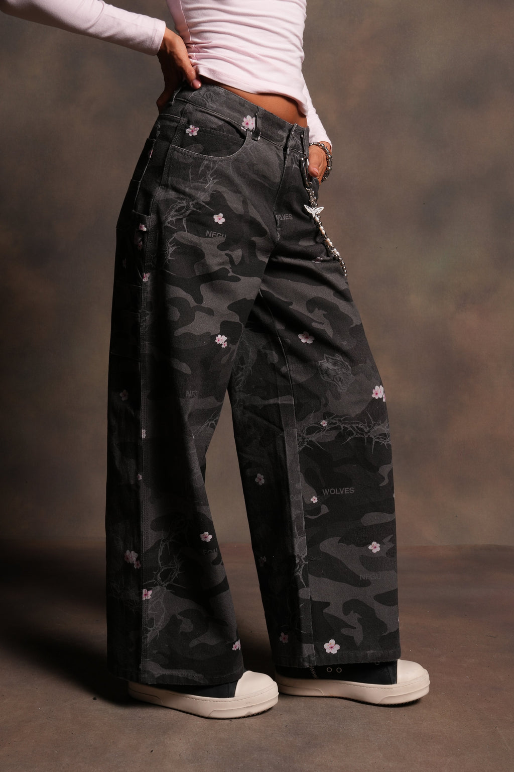 Wolves Chopper Wide Leg Carpenter Pant in Warrior In A Garden Black Camo - imagem 4