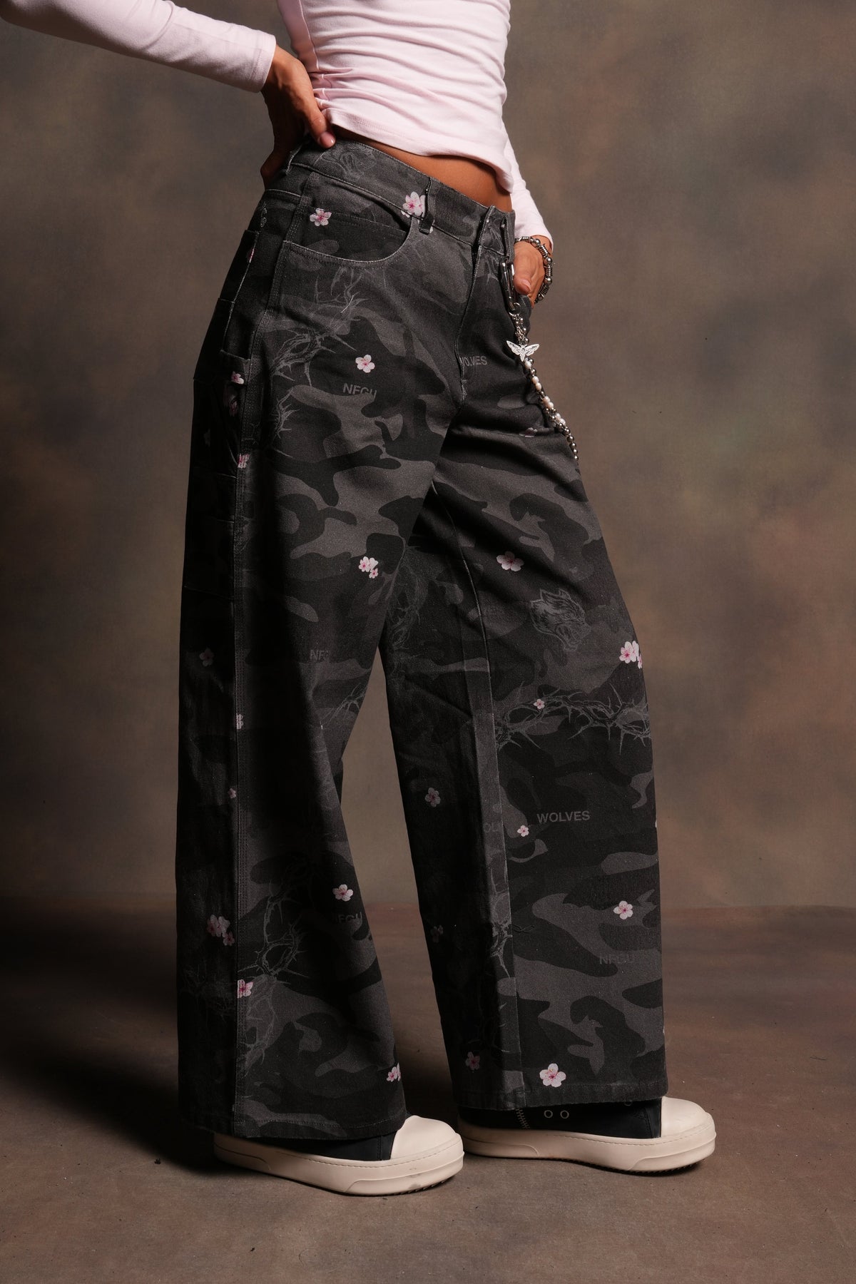 Wolves Chopper Wide Leg Carpenter Pant in Warrior In A Garden Black Camo - imagem 4