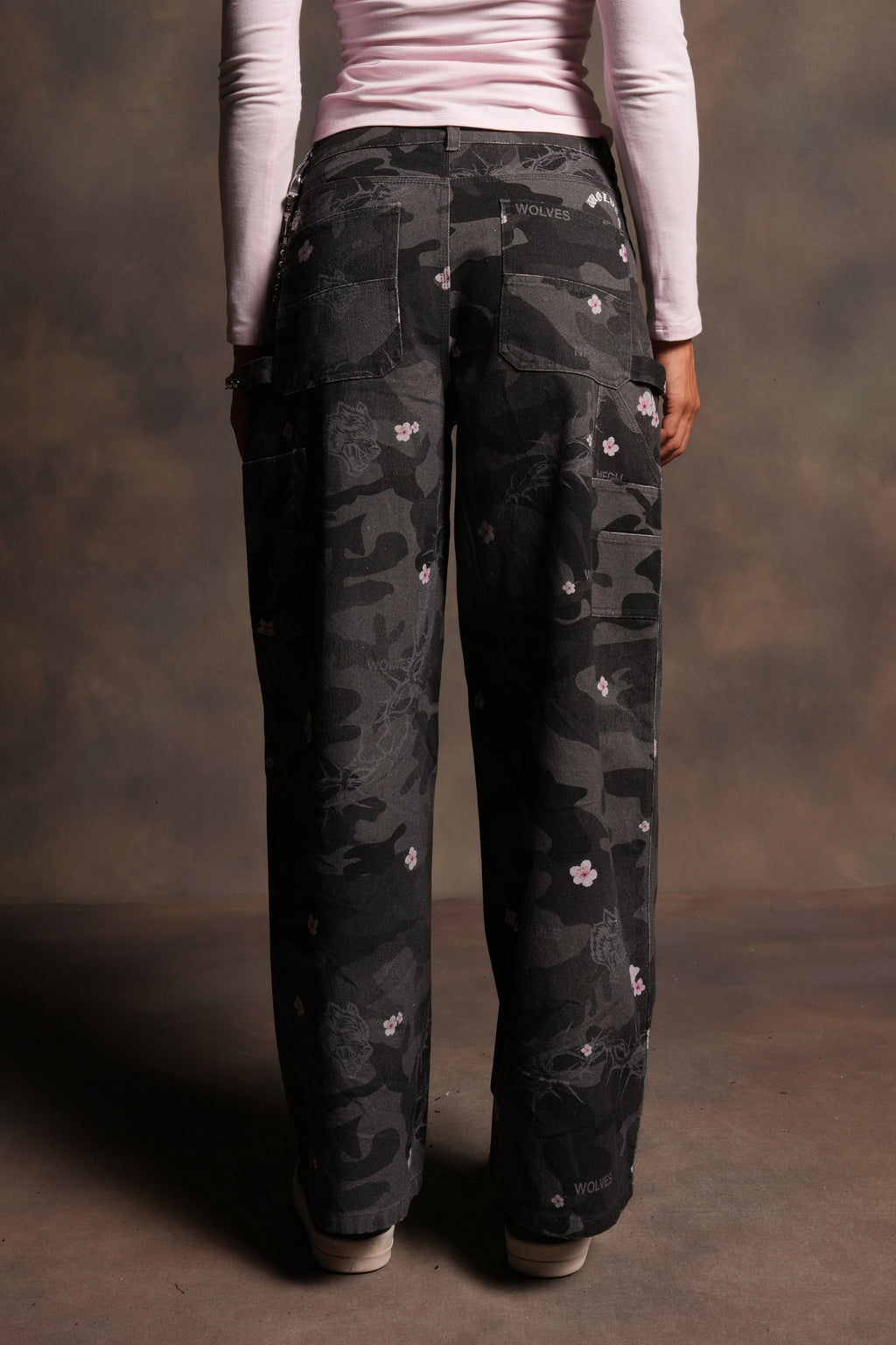 Wolves Chopper Wide Leg Carpenter Pant in Warrior In A Garden Black Camo - imagem 2