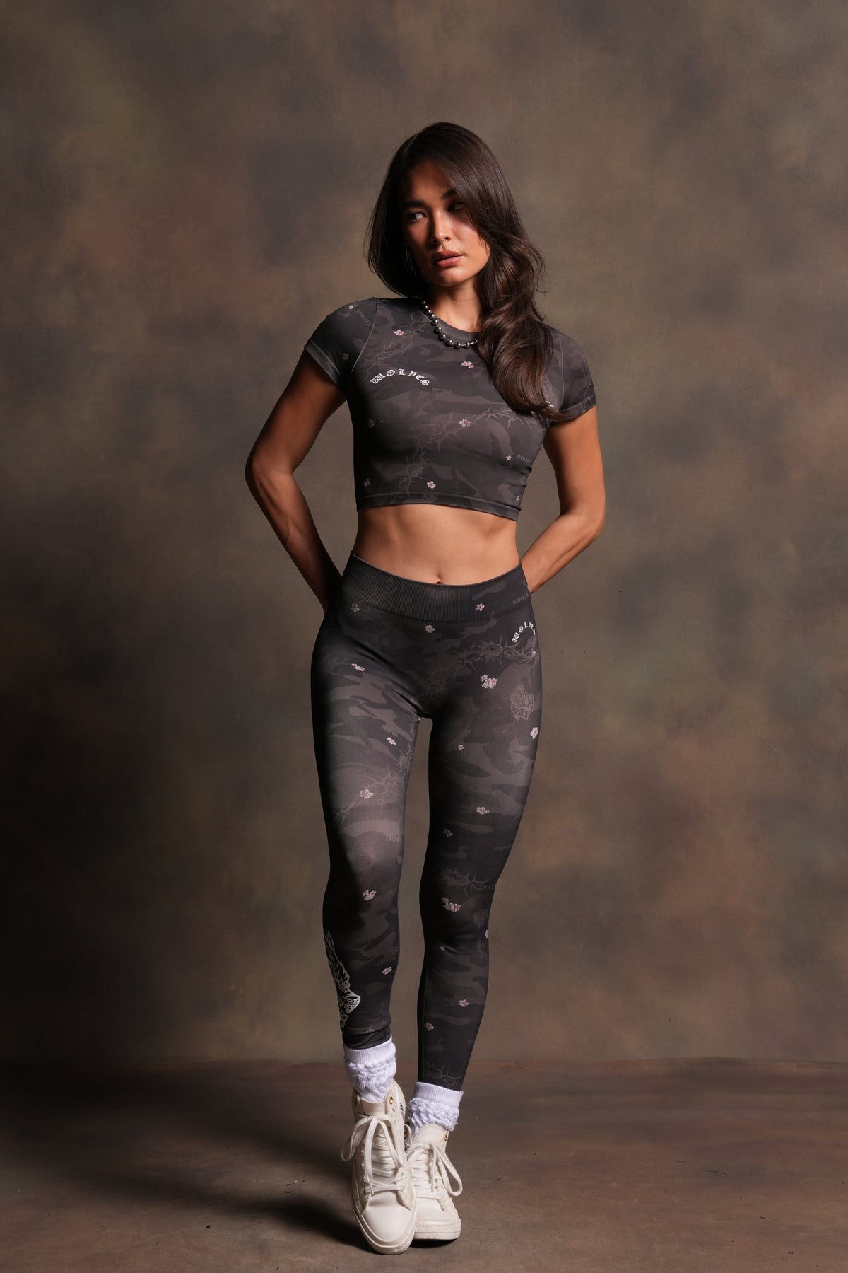 Wolf Chopper Hadley Soft Seamless Leggings in Warrior in a Garden Black Camo - imagem 5