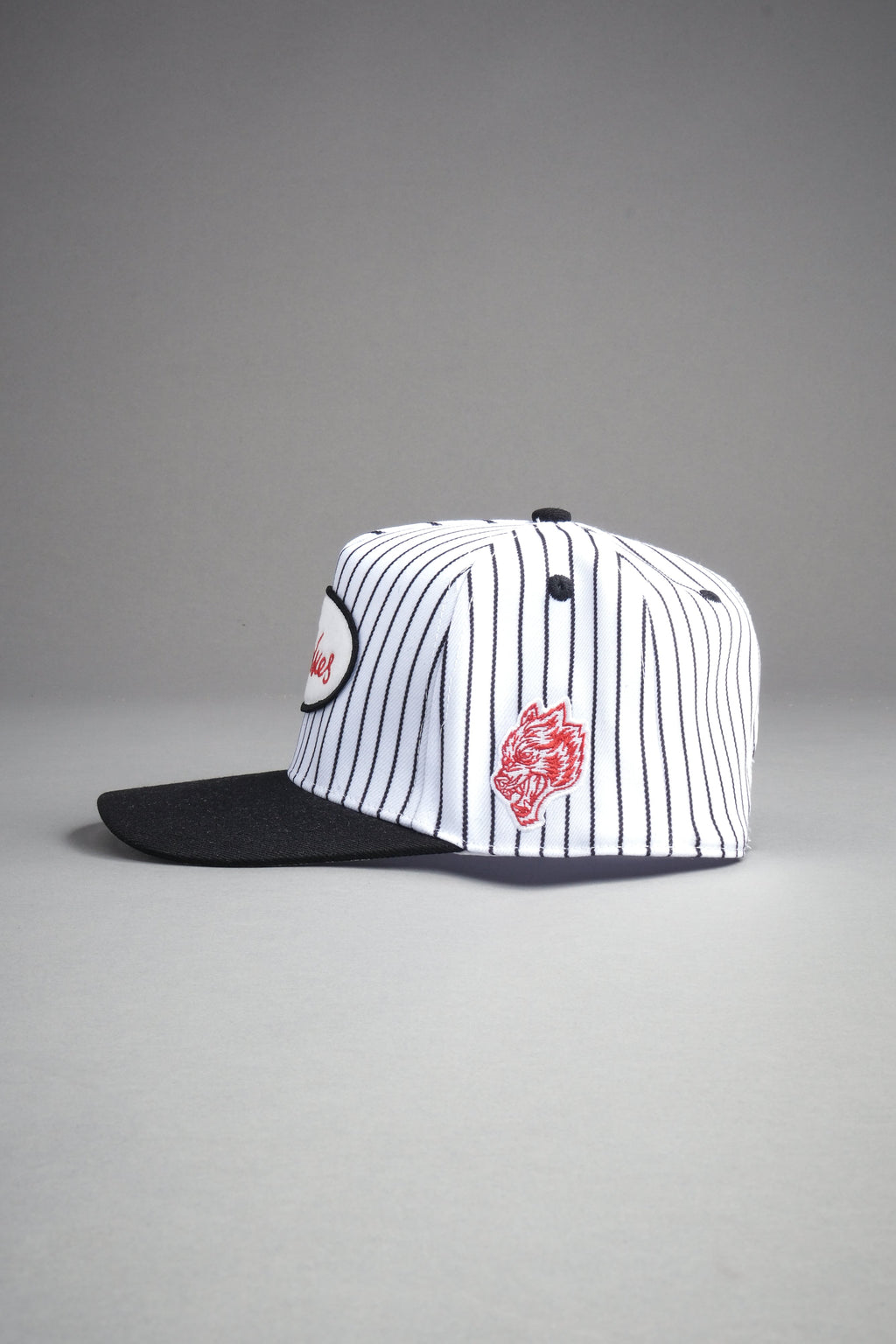 Wolves Cursive A Frame Snapback in White/Black Pinstripe — imagem 5