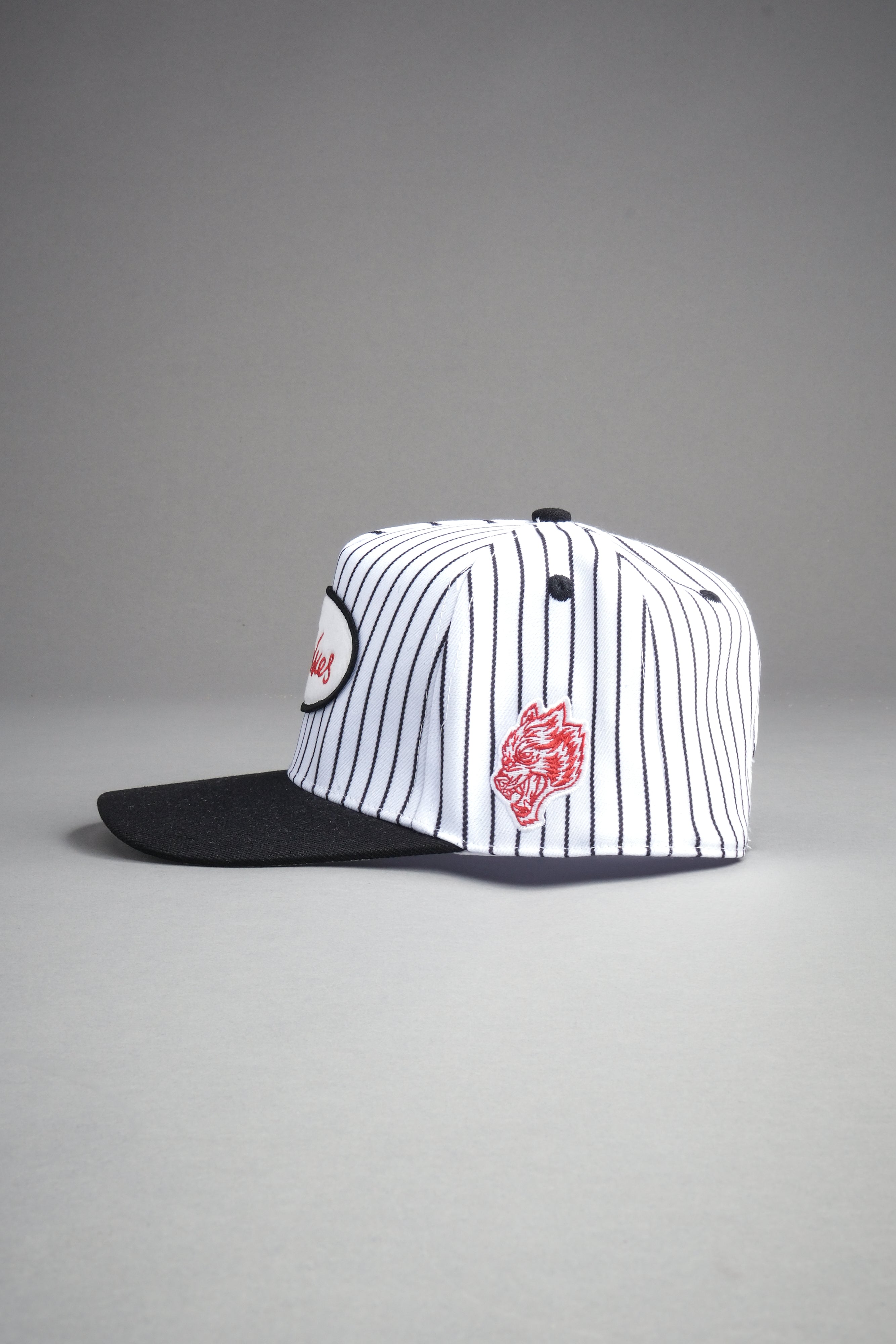 Wolves Cursive A Frame Snapback in White/Black Pinstripe — imagem 5