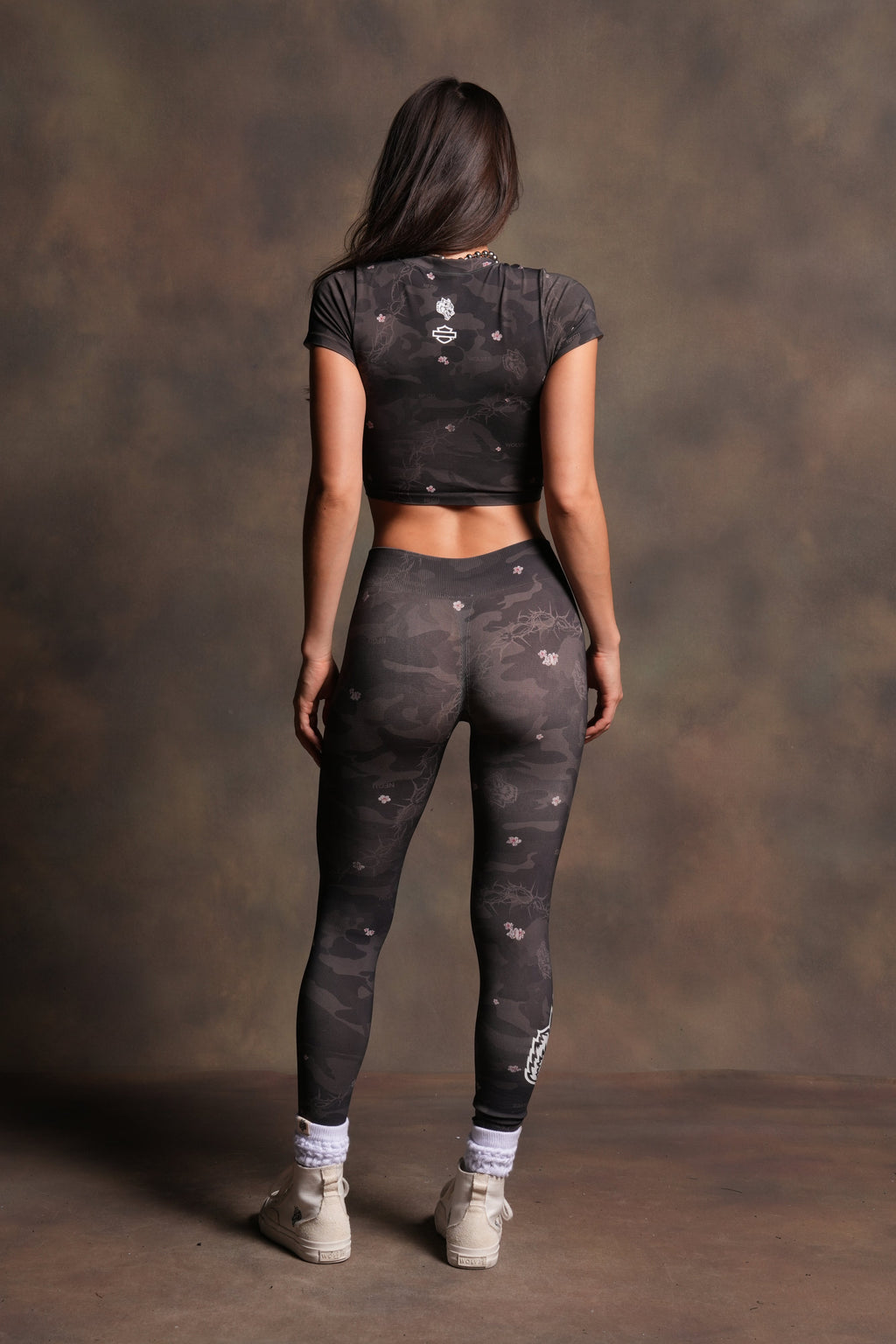 Wolf Chopper Hadley Soft Seamless Leggings in Warrior in a Garden Black Camo - imagem 6