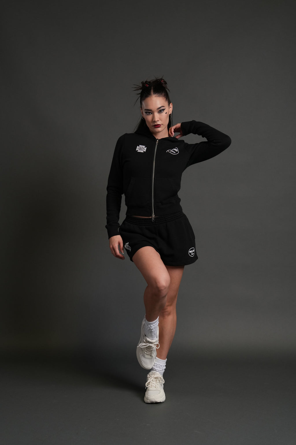 Our Time "Iris" Zip Up She Hoodie in Black — imagem 6