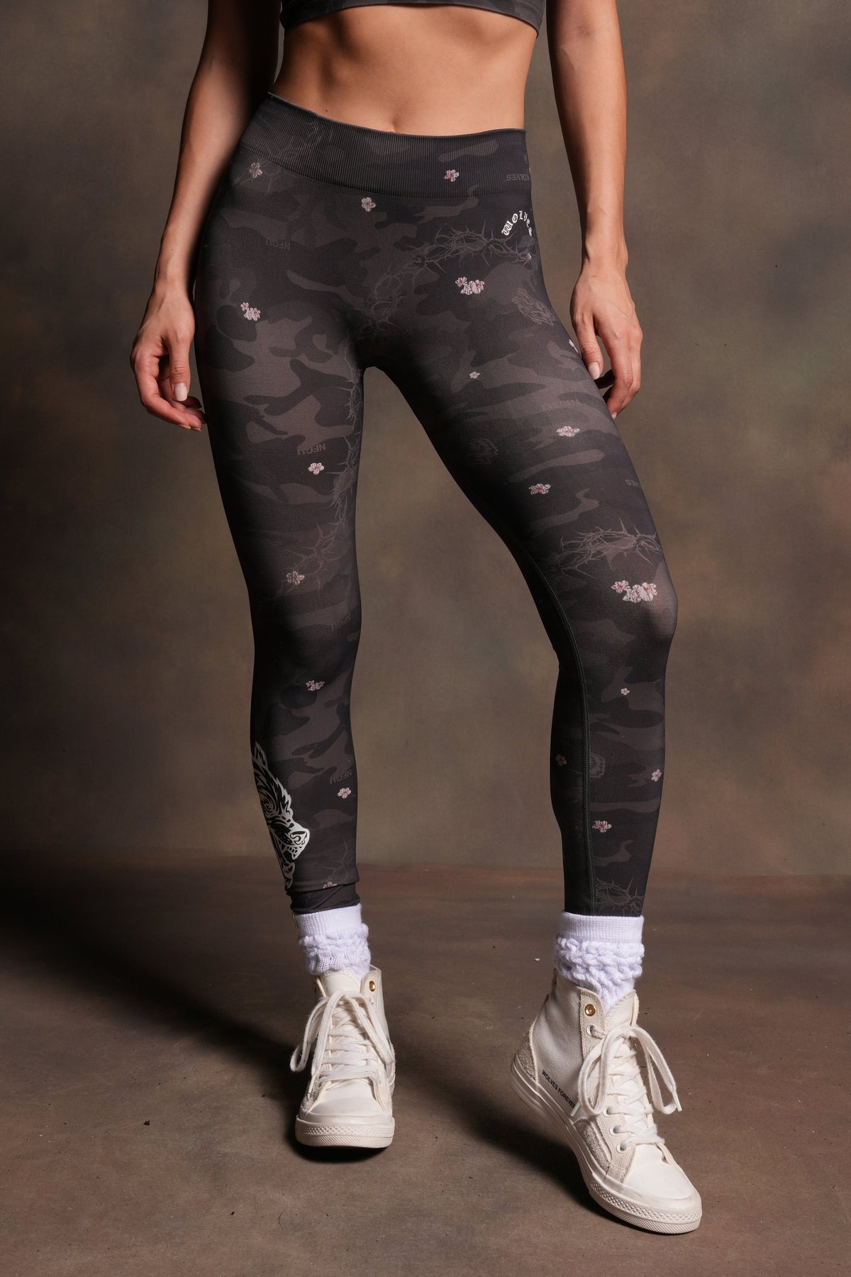 Wolf Chopper Hadley Soft Seamless Leggings in Warrior in a Garden Black Camo - imagem 1
