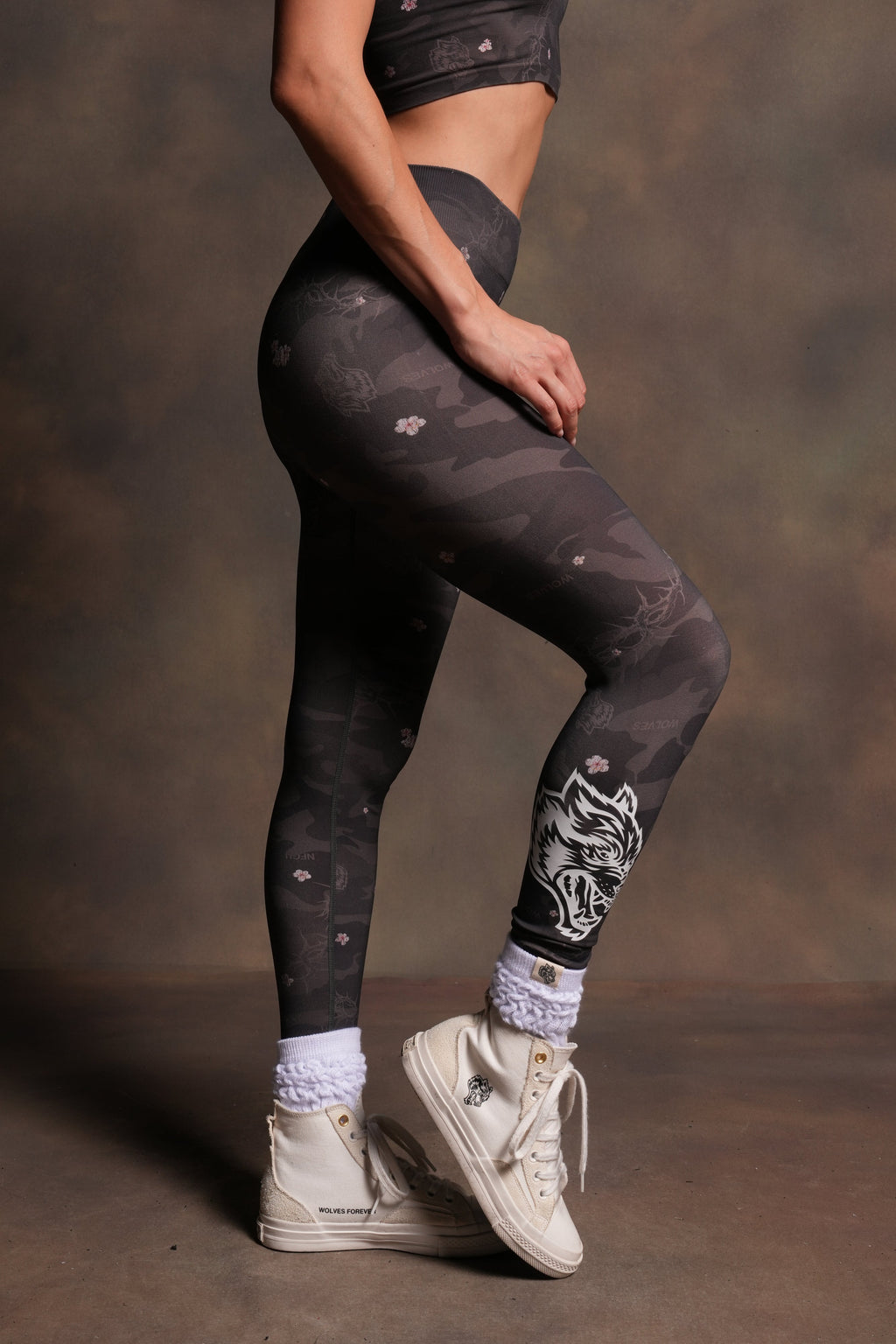 Wolf Chopper Hadley Soft Seamless Leggings in Warrior in a Garden Black Camo - imagem 4