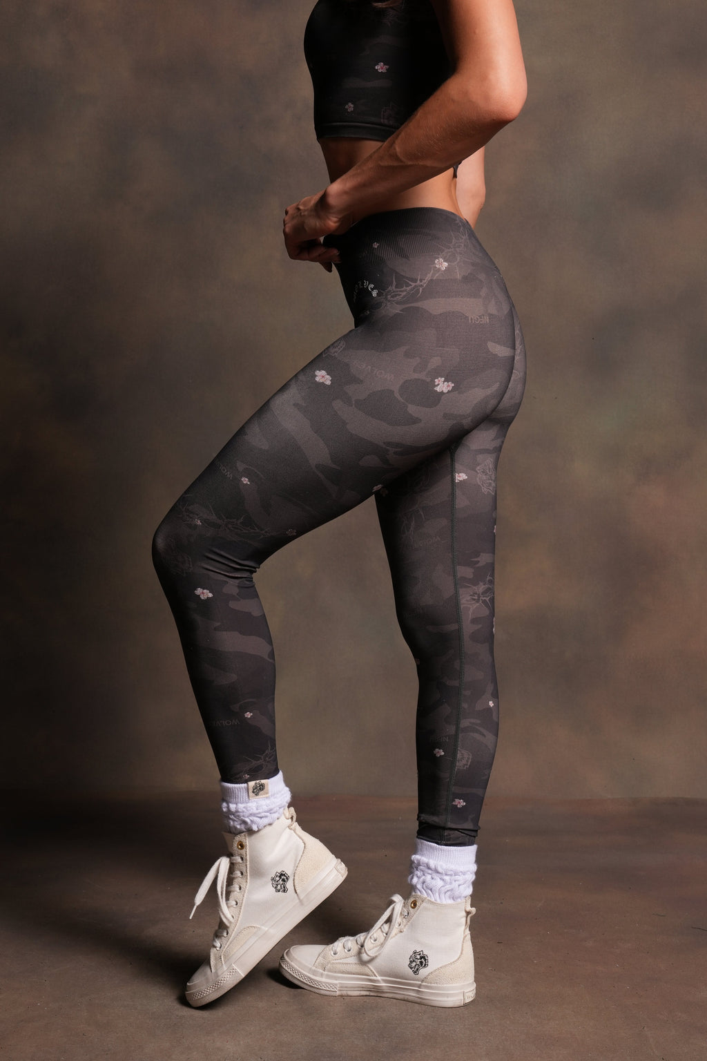 Wolf Chopper Hadley Soft Seamless Leggings in Warrior in a Garden Black Camo - imagem 3