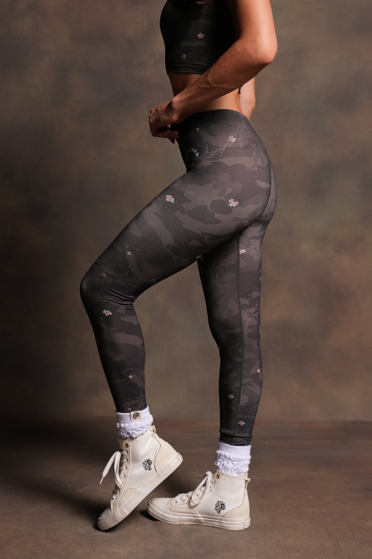 Wolf Chopper Hadley Soft Seamless Leggings in Warrior in a Garden Black Camo - imagem 3