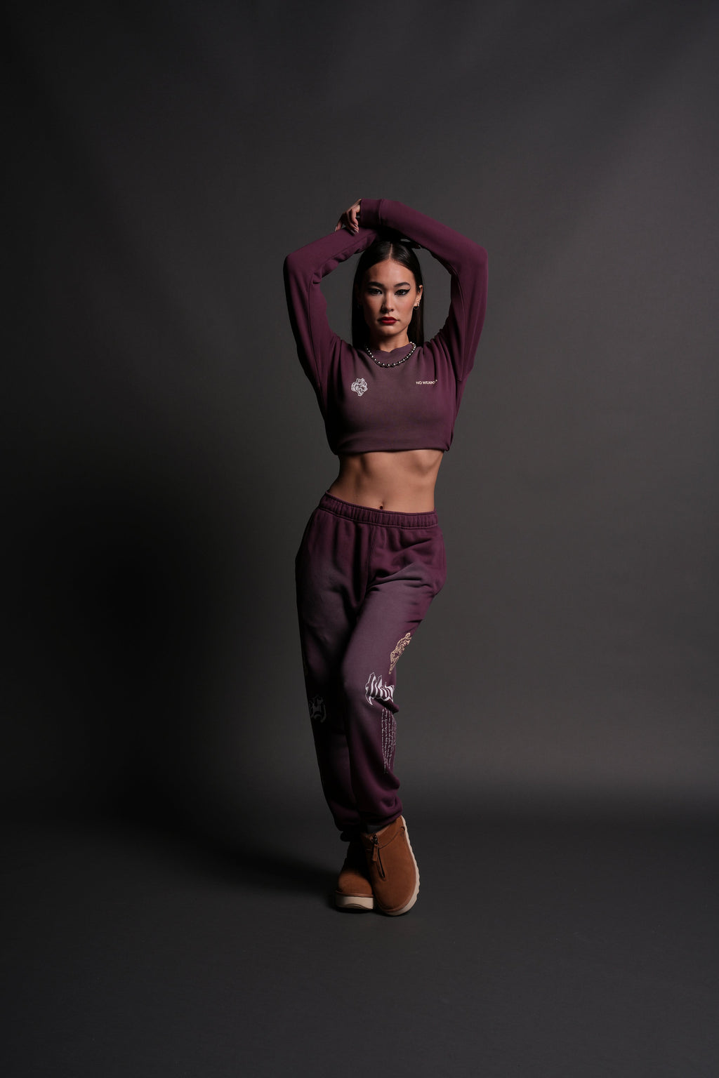 No Weapon Shall Prosper (Cropped) Crewneck in Cherry Wine Tonal Sun Fade — imagem 5