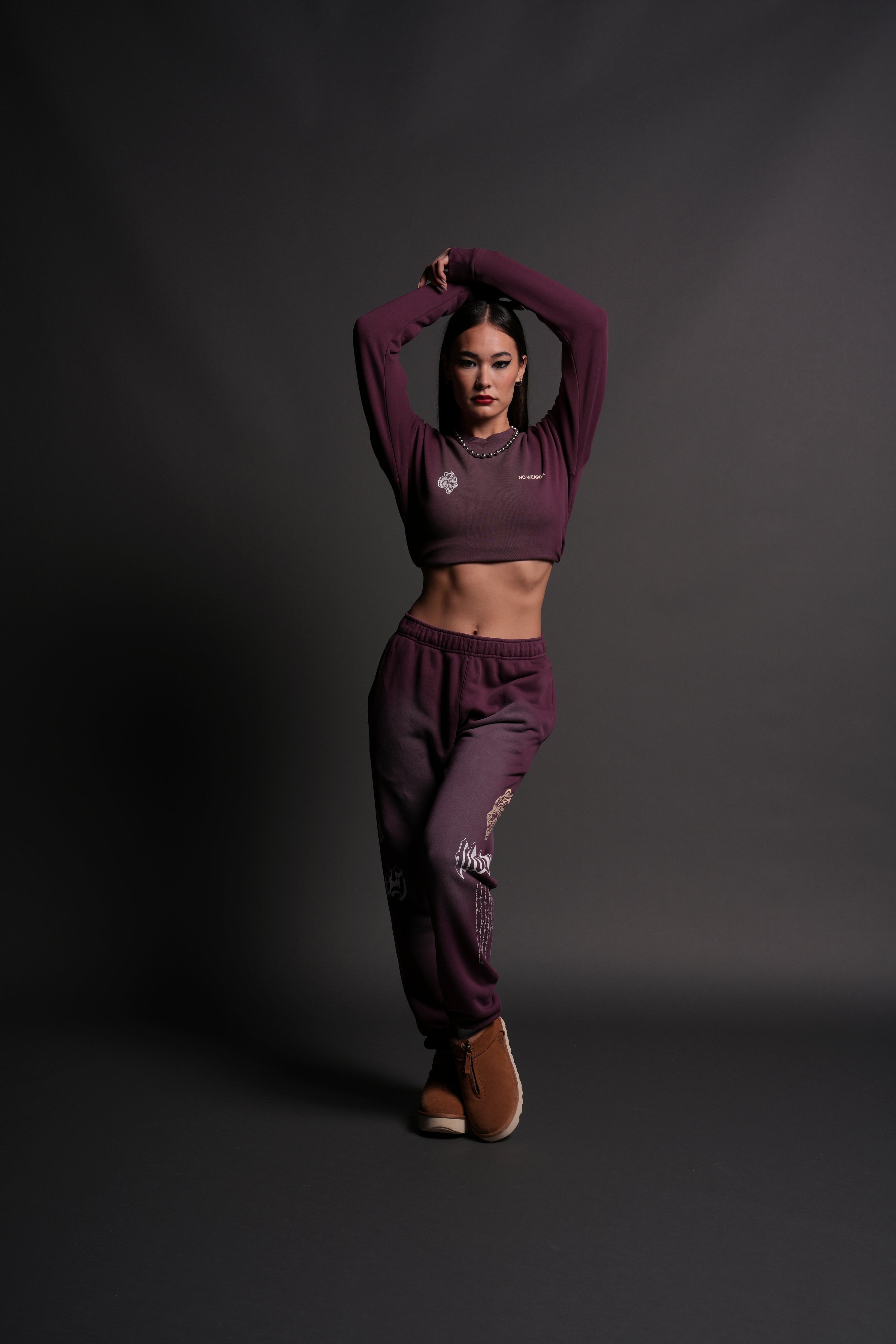 No Weapon Shall Prosper (Cropped) Crewneck in Cherry Wine Tonal Sun Fade — imagem 5