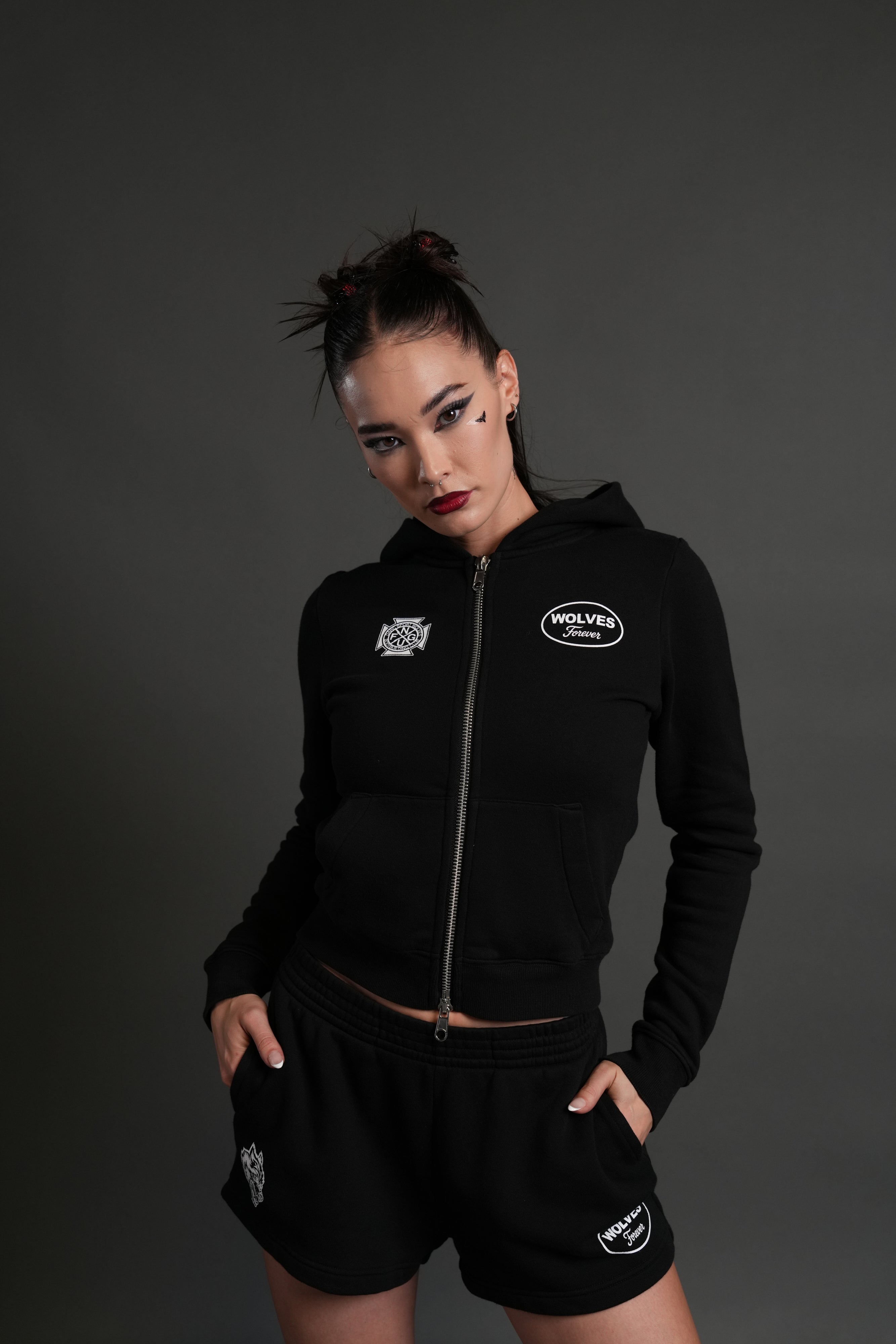 Our Time "Iris" Zip Up She Hoodie in Black — imagem 1