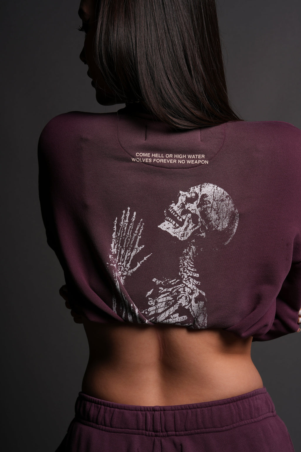 No Weapon Shall Prosper (Cropped) Crewneck in Cherry Wine Tonal Sun Fade — imagem 9