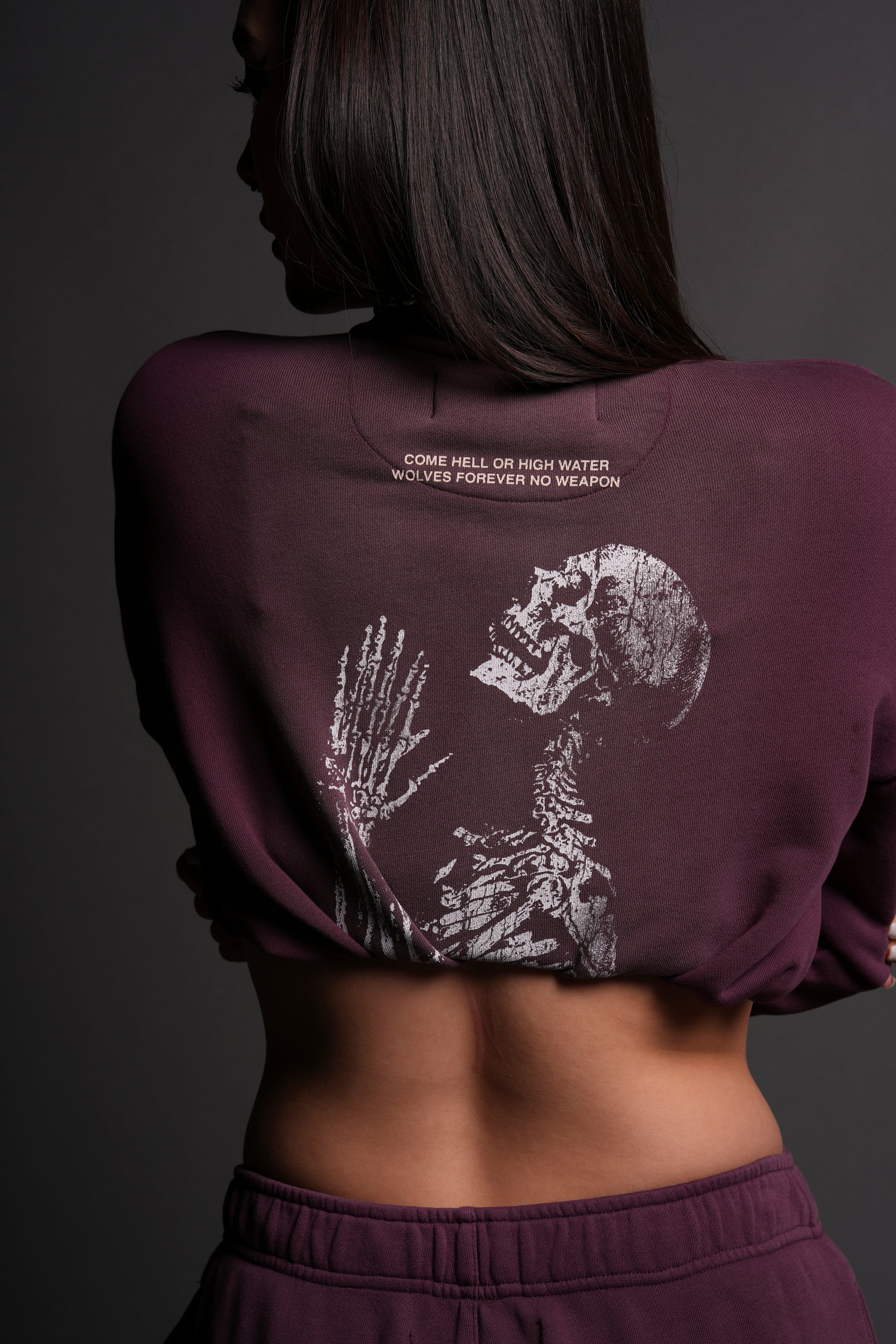 No Weapon Shall Prosper (Cropped) Crewneck in Cherry Wine Tonal Sun Fade — imagem 9