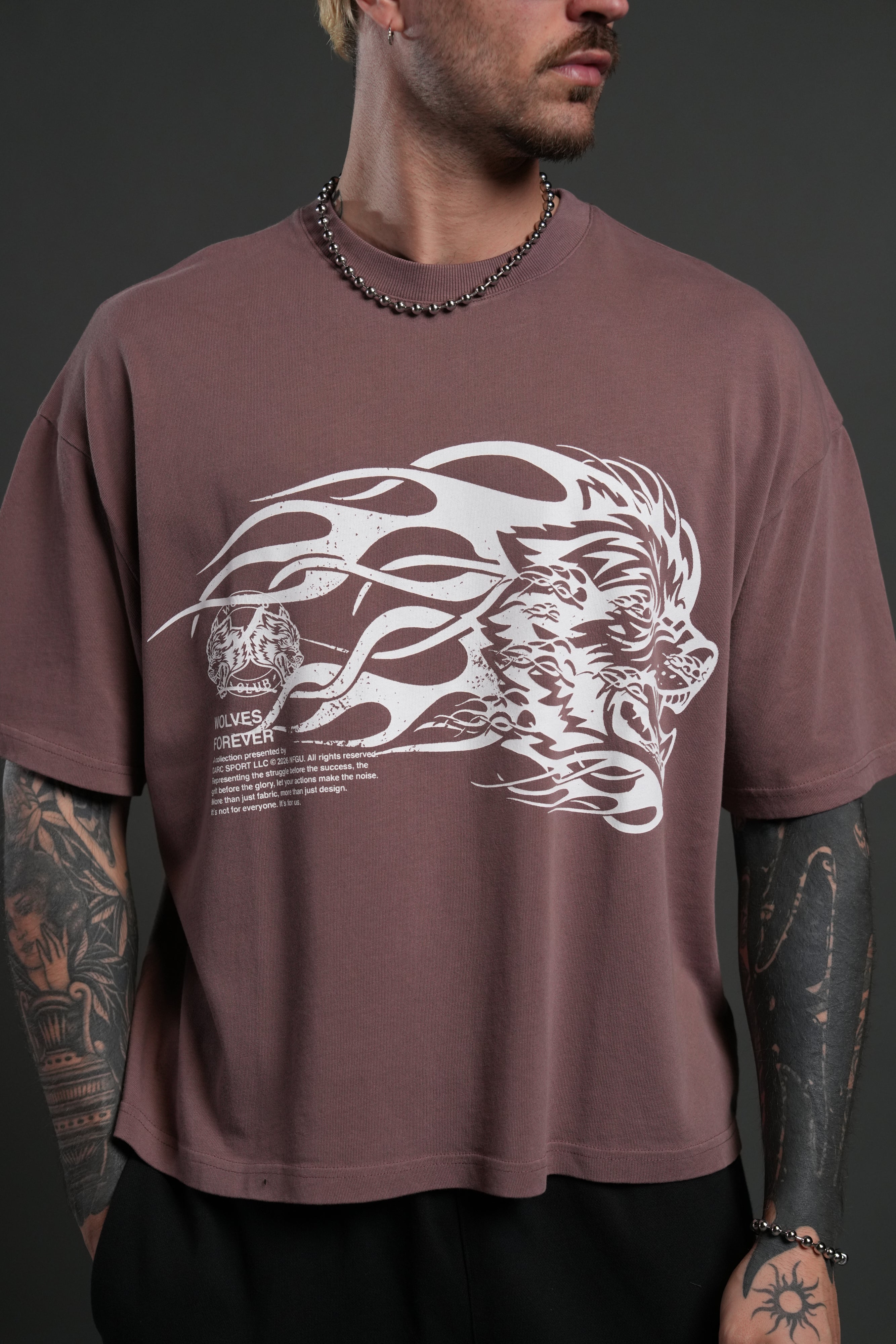 Wolf of the Flame Premium "Box Cut" Tee in Mauve — imagem 5
