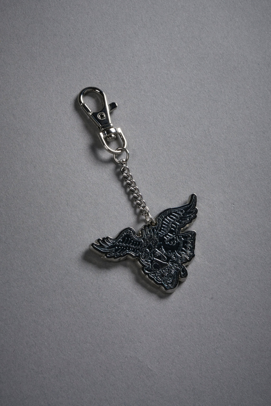 Eagle Oni Mask Keychain in Silver/Black — imagem 3