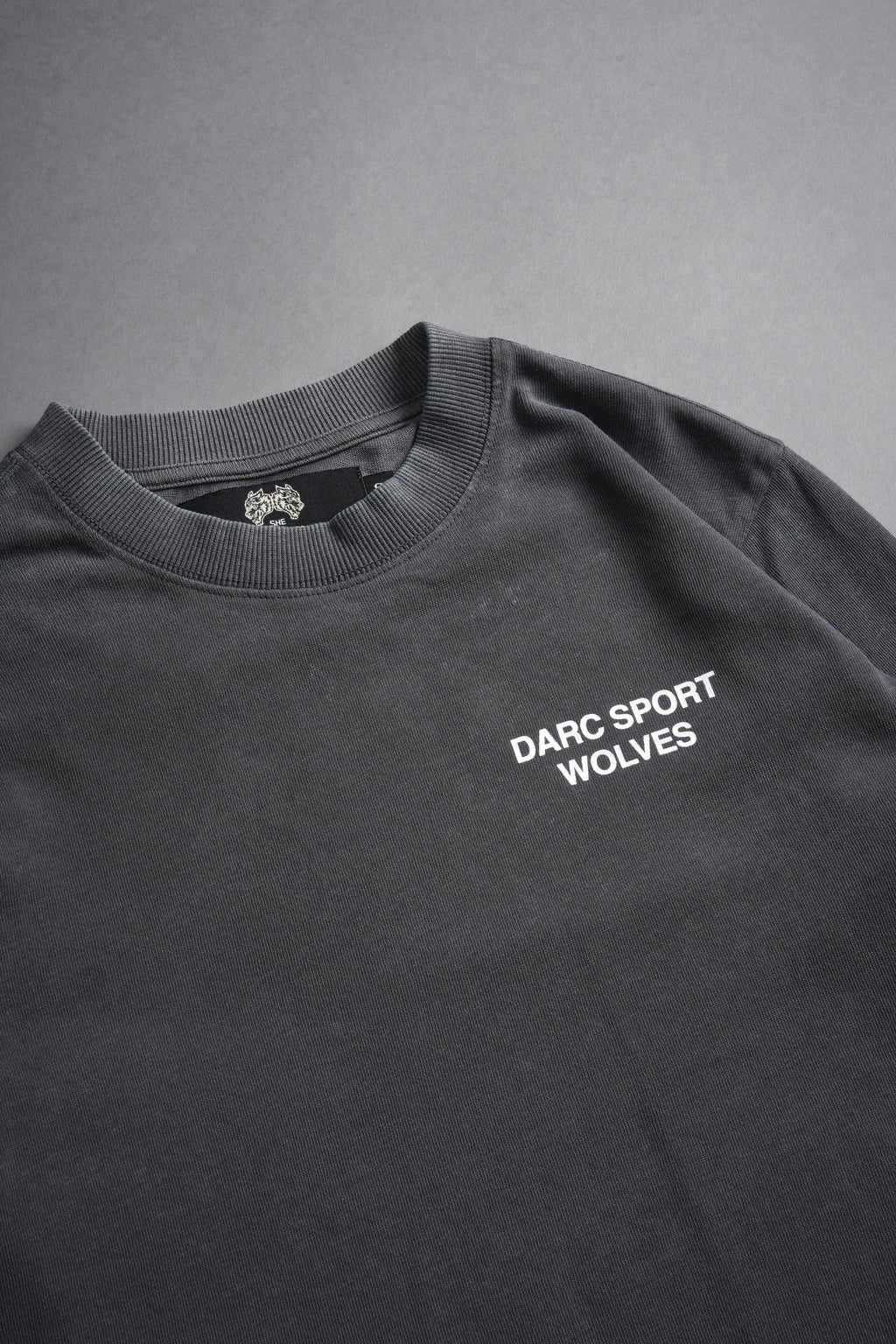 Darc Sport Wolves Blossom "Premium" (Cropped) Tee in Wolf Gray - imagem 7