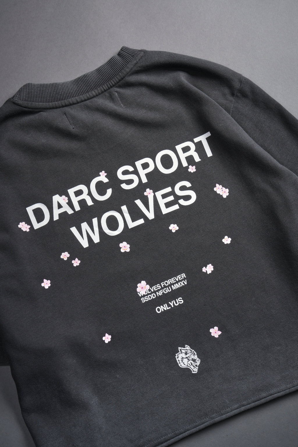 Darc Sport Wolves Blossom "Premium" (Cropped) Tee in Wolf Gray - imagem 8
