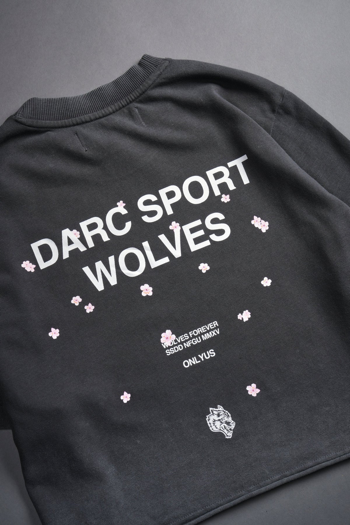 Darc Sport Wolves Blossom "Premium" (Cropped) Tee in Wolf Gray - imagem 8
