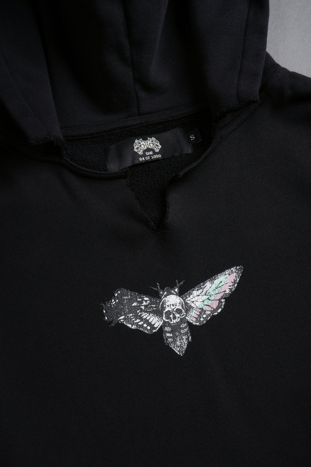 Everlasting Moth "Dempsey" (Cropped) Hoodie in Black — imagem 8