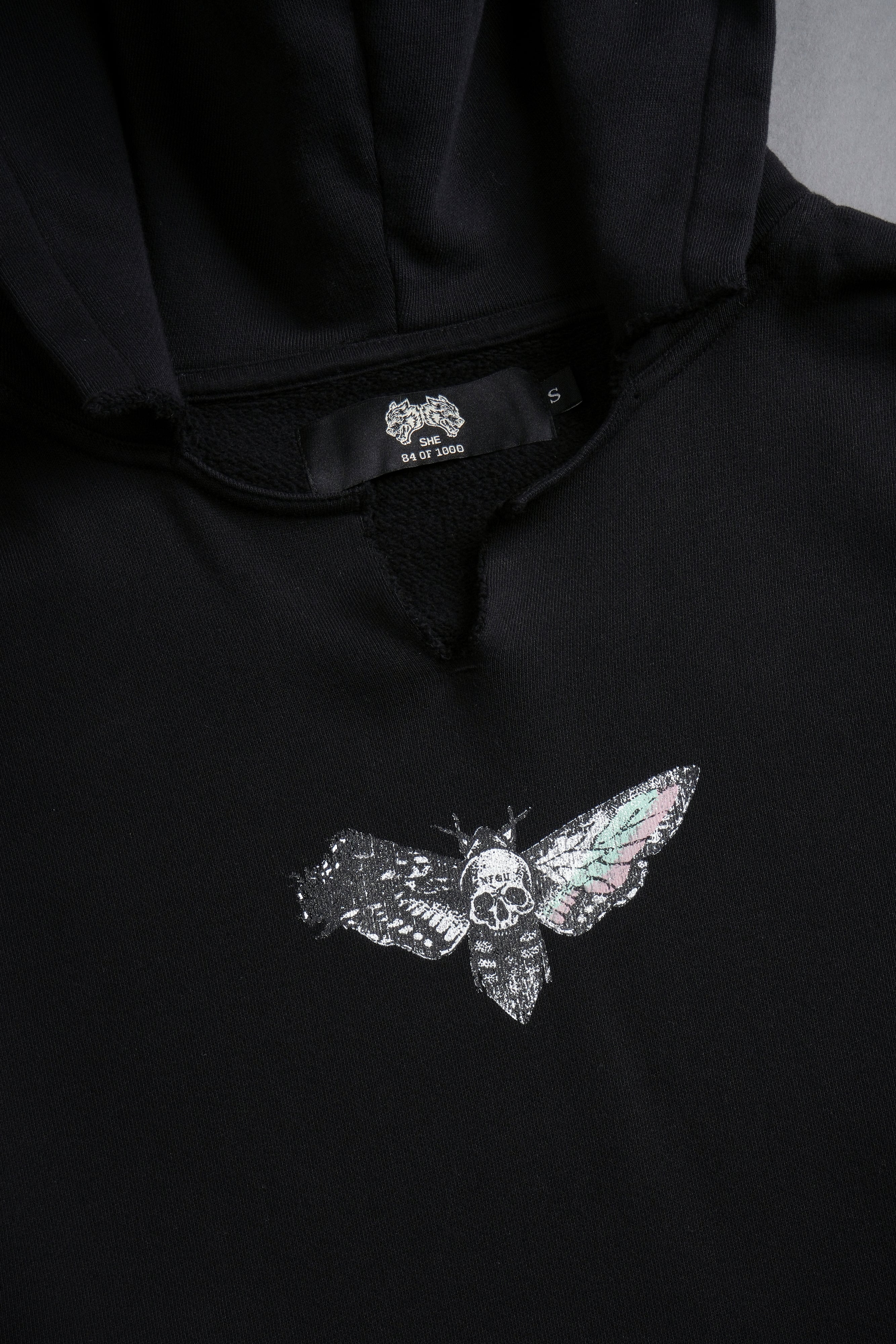 Everlasting Moth "Dempsey" (Cropped) Hoodie in Black — imagem 8