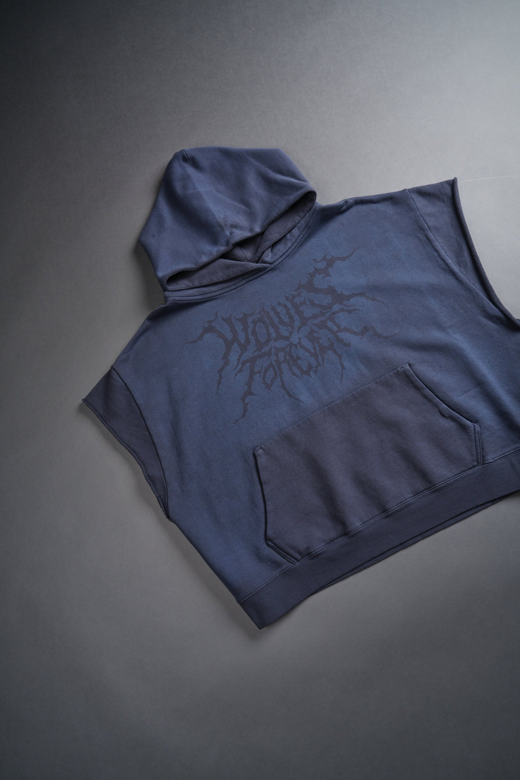 Forged From Iron Grunge Gage Cap Sleeve Hoodie in Midnight Blue Horizon Sun Fade — imagem 6
